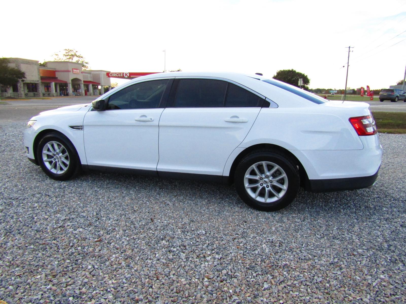 2014 WHITE /Gray Ford Taurus SE FWD (1FAHP2D85EG) with an 3.5L V6 DOHC 24V engine, Automatic transmission, located at 15016 S Hwy 231, Midland City, AL, 36350, (334) 983-3001, 31.306210, -85.495277 - Photo #5