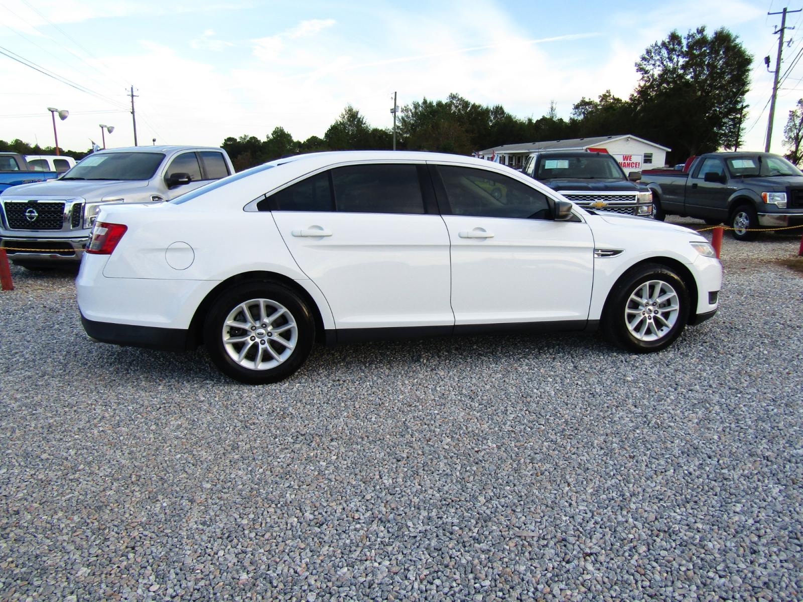 2014 WHITE /Gray Ford Taurus SE FWD (1FAHP2D85EG) with an 3.5L V6 DOHC 24V engine, Automatic transmission, located at 15016 S Hwy 231, Midland City, AL, 36350, (334) 983-3001, 31.306210, -85.495277 - Photo #7