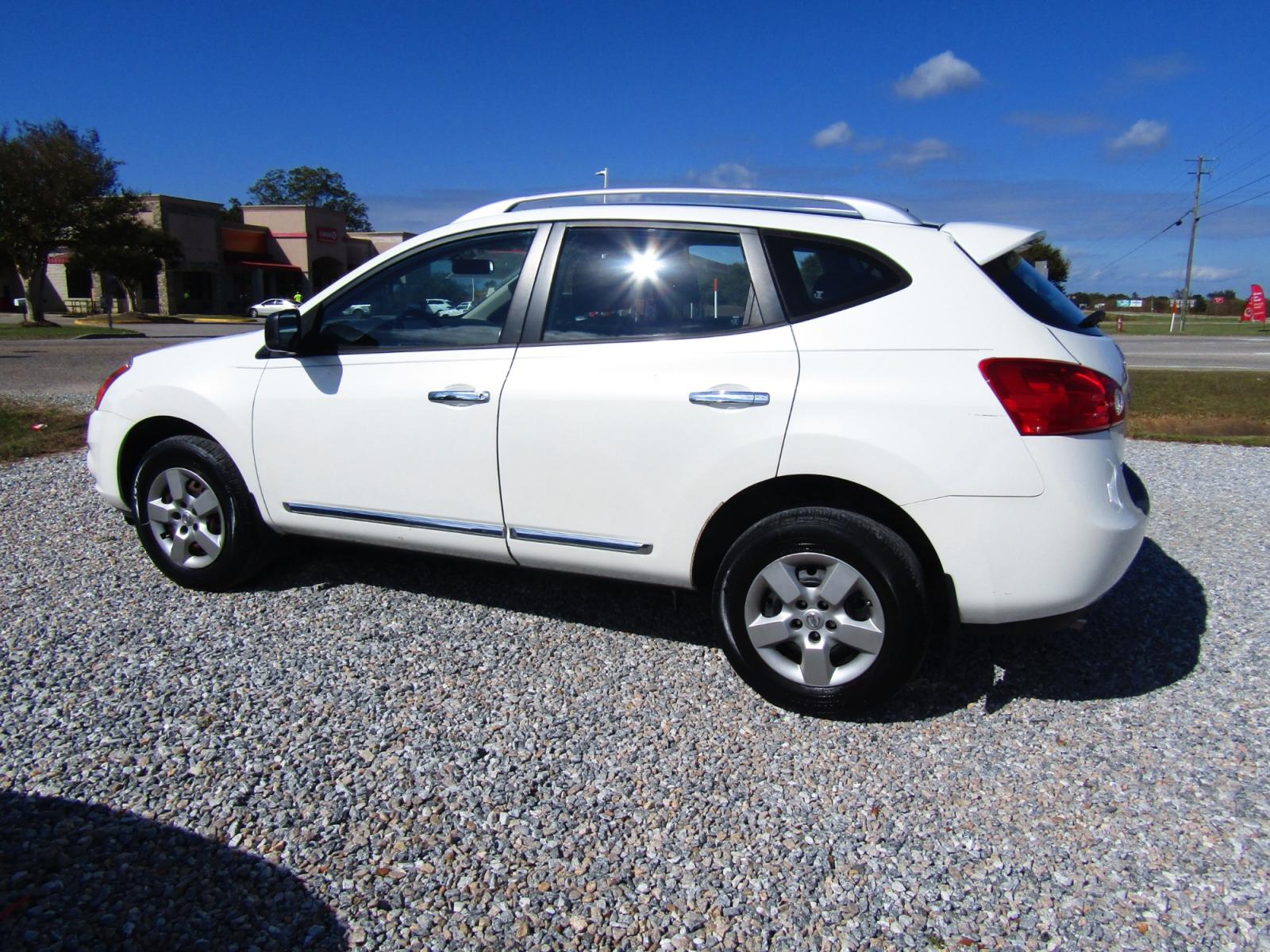 2014 WHITE Nissan Rogue S 2WD (JN8AS5MT9EW) with an 2.5L L4 DOHC 16V engine, Automatic transmission, located at 15016 S Hwy 231, Midland City, AL, 36350, (334) 983-3001, 31.306210, -85.495277 - Photo #5