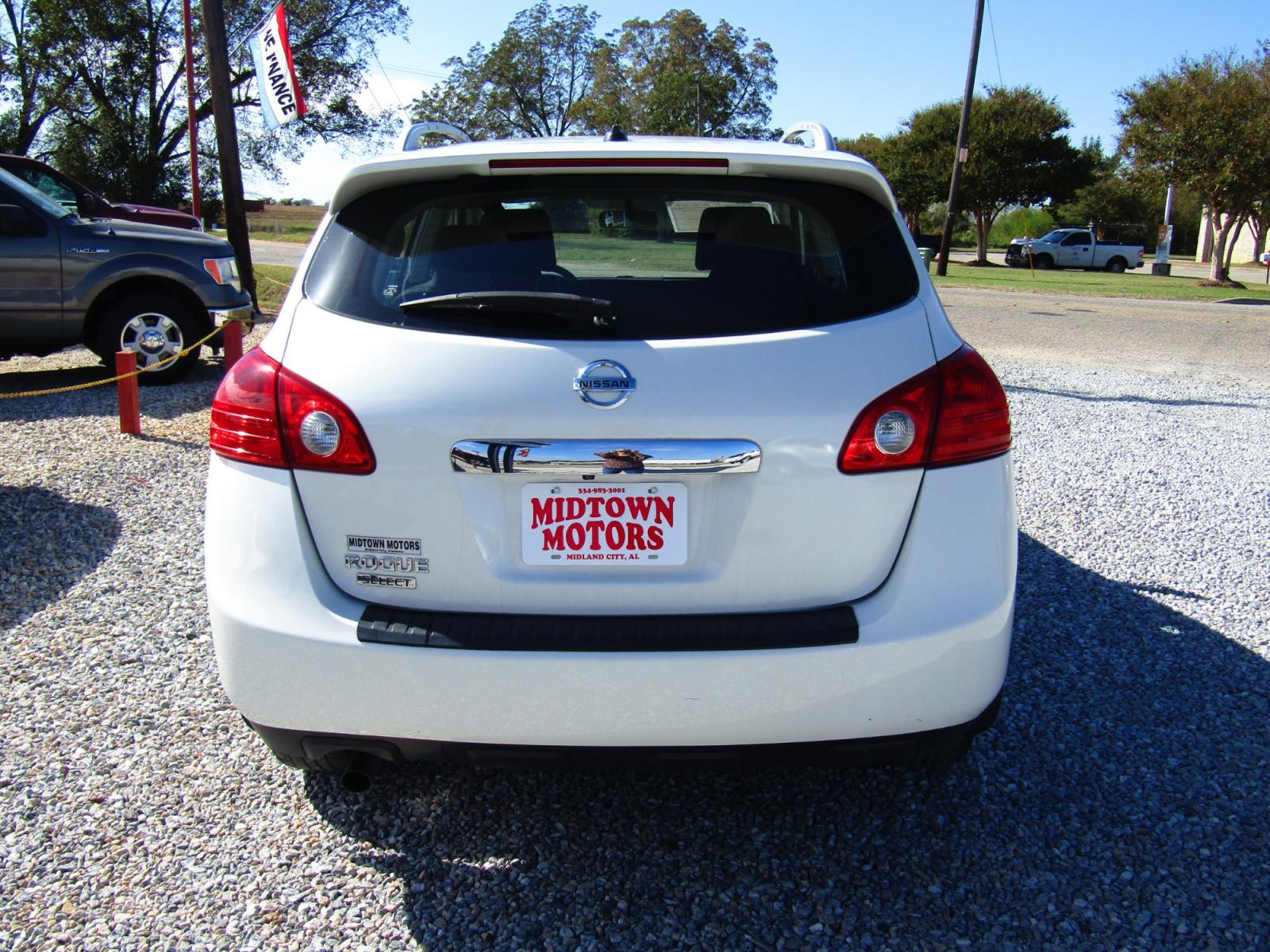 2014 WHITE Nissan Rogue S 2WD (JN8AS5MT9EW) with an 2.5L L4 DOHC 16V engine, Automatic transmission, located at 15016 S Hwy 231, Midland City, AL, 36350, (334) 983-3001, 31.306210, -85.495277 - Photo #6
