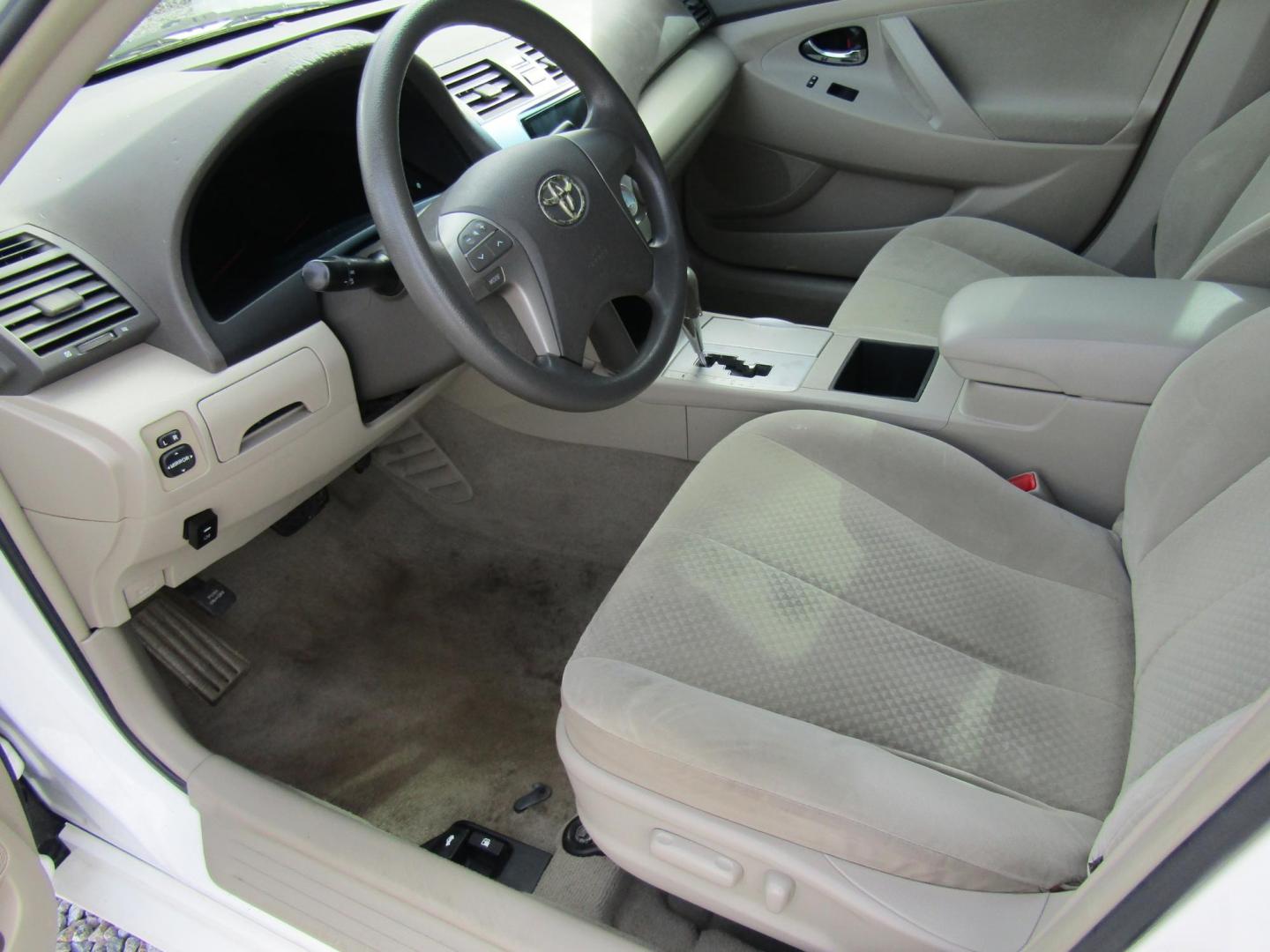 2009 WHITE /Tan Toyota Camry (4T1BE46KX9U) , Automatic transmission, located at 15016 S Hwy 231, Midland City, AL, 36350, (334) 983-3001, 31.306210, -85.495277 - Photo#3