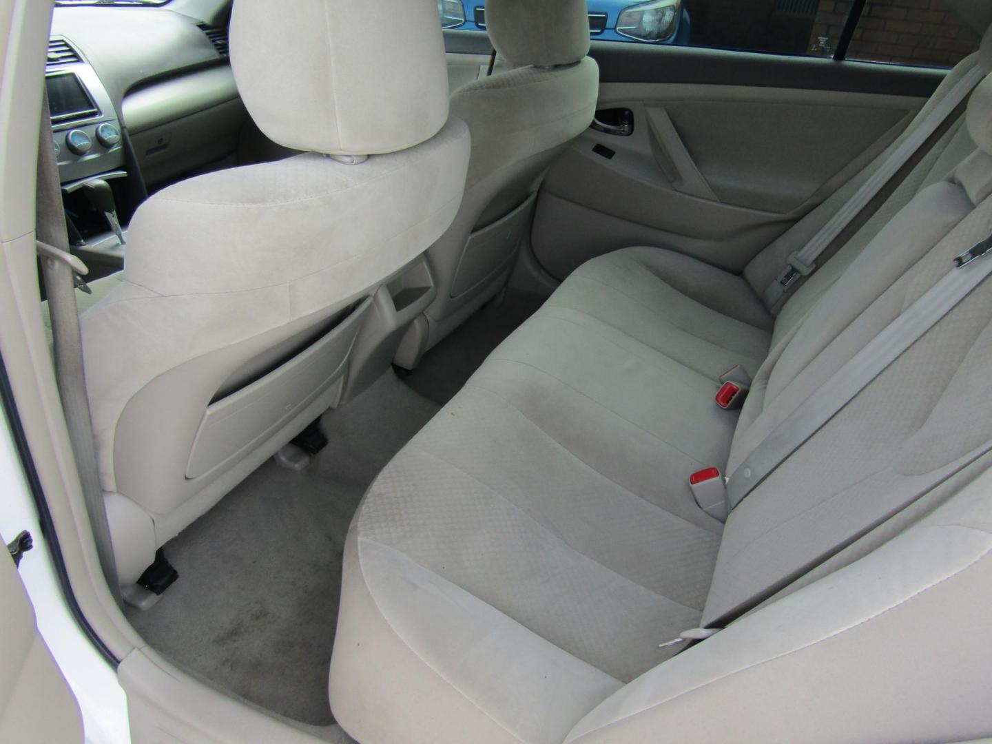 2009 WHITE /Tan Toyota Camry (4T1BE46KX9U) , Automatic transmission, located at 15016 S Hwy 231, Midland City, AL, 36350, (334) 983-3001, 31.306210, -85.495277 - Photo#4