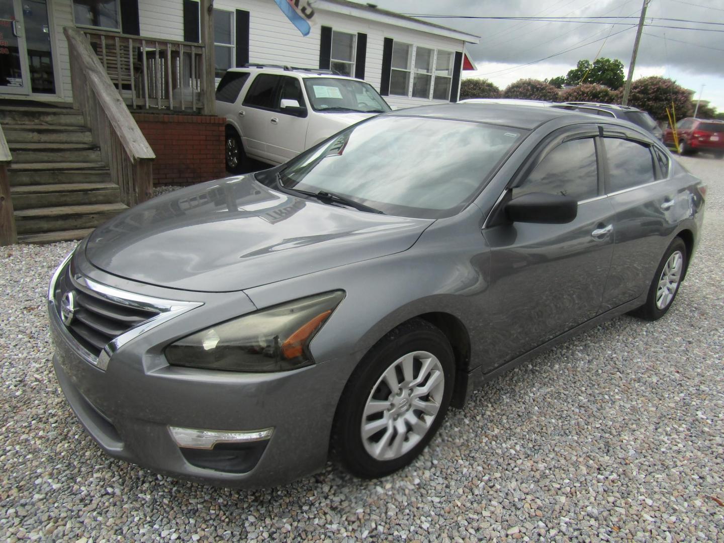 2015 Gray Nissan Altima 2.5 S (1N4AL3AP3FN) with an 2.5L L4 DOHC 16V engine, Automatic transmission, located at 15016 S Hwy 231, Midland City, AL, 36350, (334) 983-3001, 31.306210, -85.495277 - Photo#2