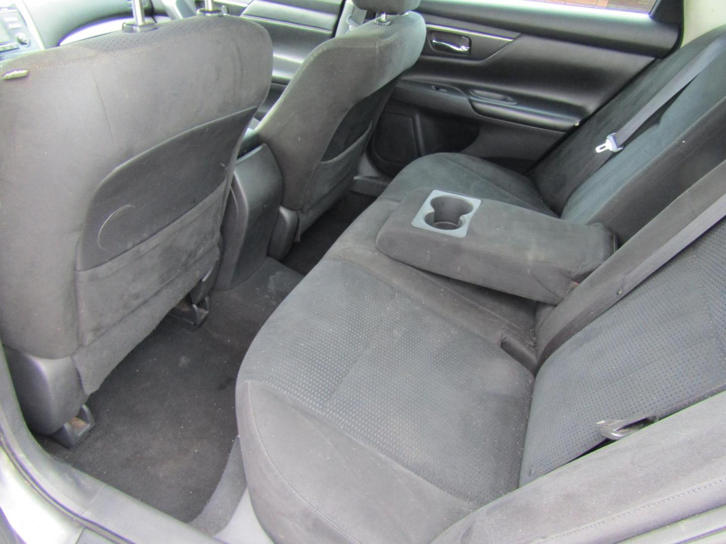 2015 Gray Nissan Altima 2.5 S (1N4AL3AP3FN) with an 2.5L L4 DOHC 16V engine, Automatic transmission, located at 15016 S Hwy 231, Midland City, AL, 36350, (334) 983-3001, 31.306210, -85.495277 - Photo#4
