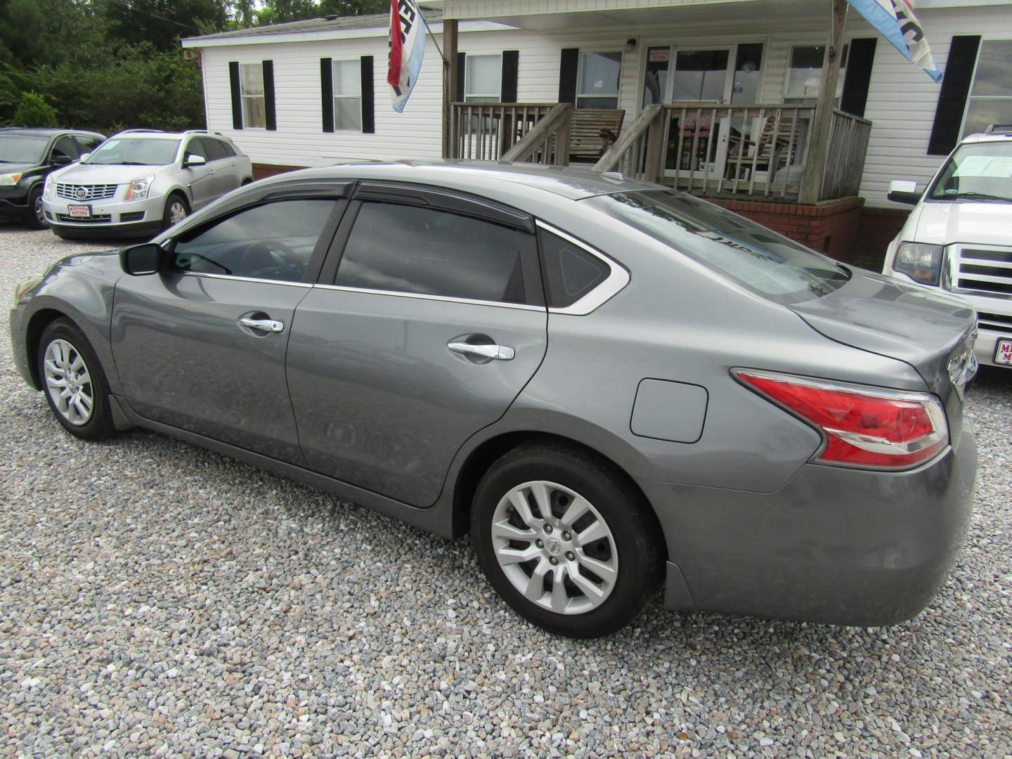 2015 Gray Nissan Altima 2.5 S (1N4AL3AP3FN) with an 2.5L L4 DOHC 16V engine, Automatic transmission, located at 15016 S Hwy 231, Midland City, AL, 36350, (334) 983-3001, 31.306210, -85.495277 - Photo#5