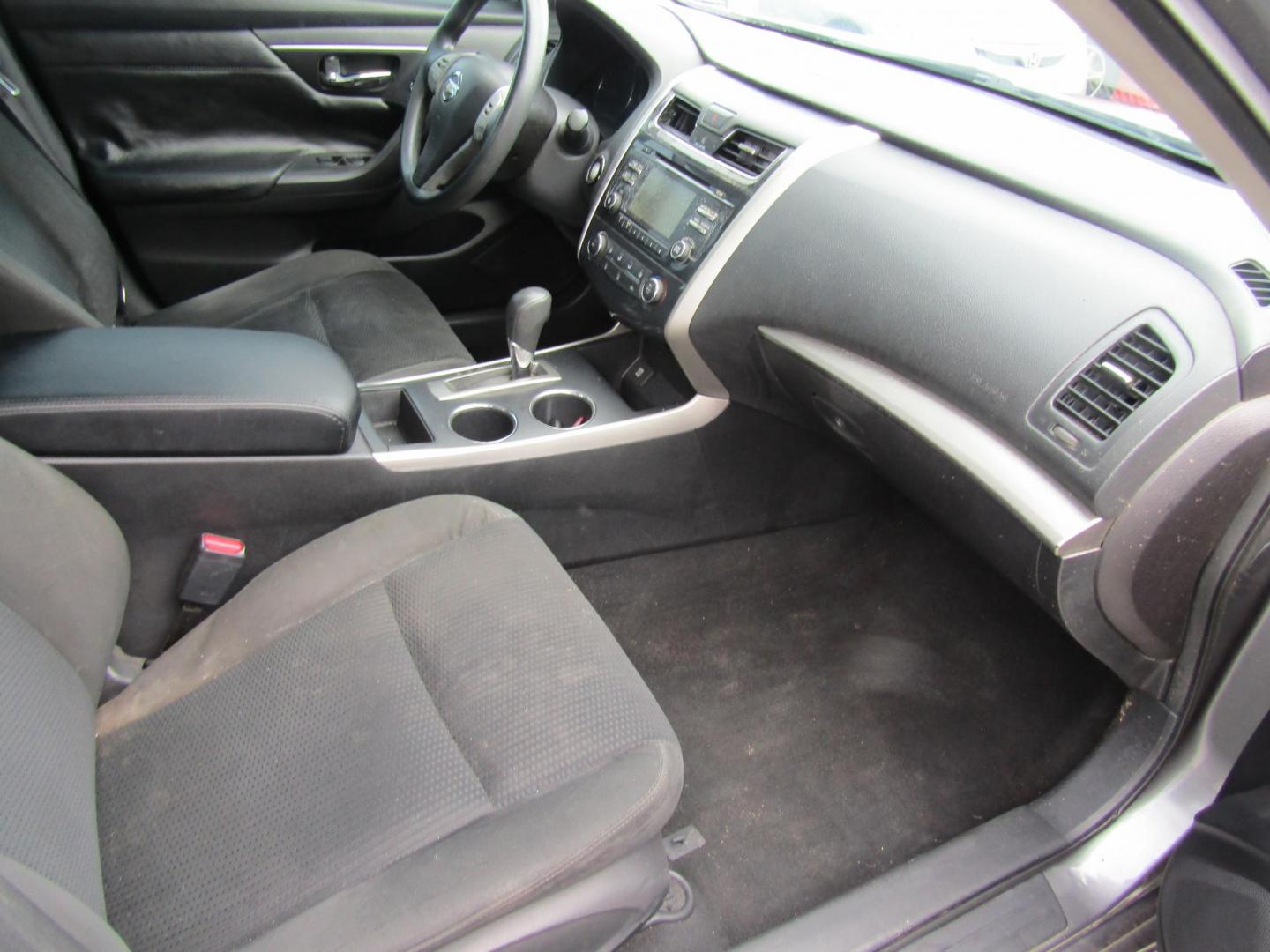 2015 Gray Nissan Altima 2.5 S (1N4AL3AP3FN) with an 2.5L L4 DOHC 16V engine, Automatic transmission, located at 15016 S Hwy 231, Midland City, AL, 36350, (334) 983-3001, 31.306210, -85.495277 - Photo#9