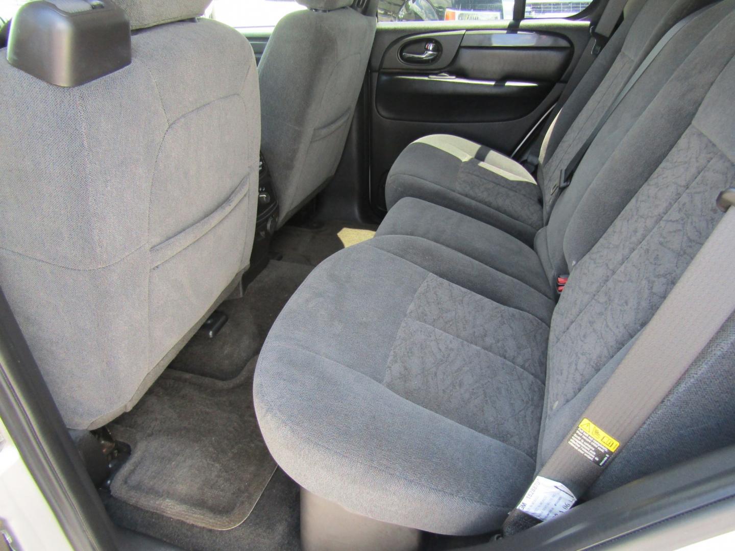 2006 Silver /Gray GMC Envoy SLE 2WD (1GKDS13S162) with an 4.2L L6 DOHC 24V engine, Automatic transmission, located at 15016 S Hwy 231, Midland City, AL, 36350, (334) 983-3001, 31.306210, -85.495277- Photo#4