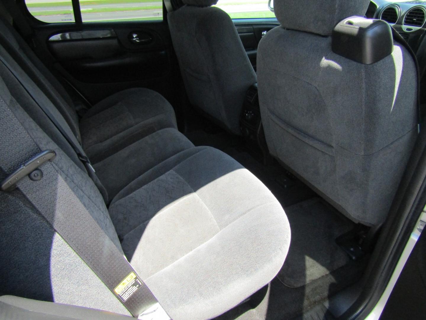 2006 Silver /Gray GMC Envoy SLE 2WD (1GKDS13S162) with an 4.2L L6 DOHC 24V engine, Automatic transmission, located at 15016 S Hwy 231, Midland City, AL, 36350, (334) 983-3001, 31.306210, -85.495277- Photo#8