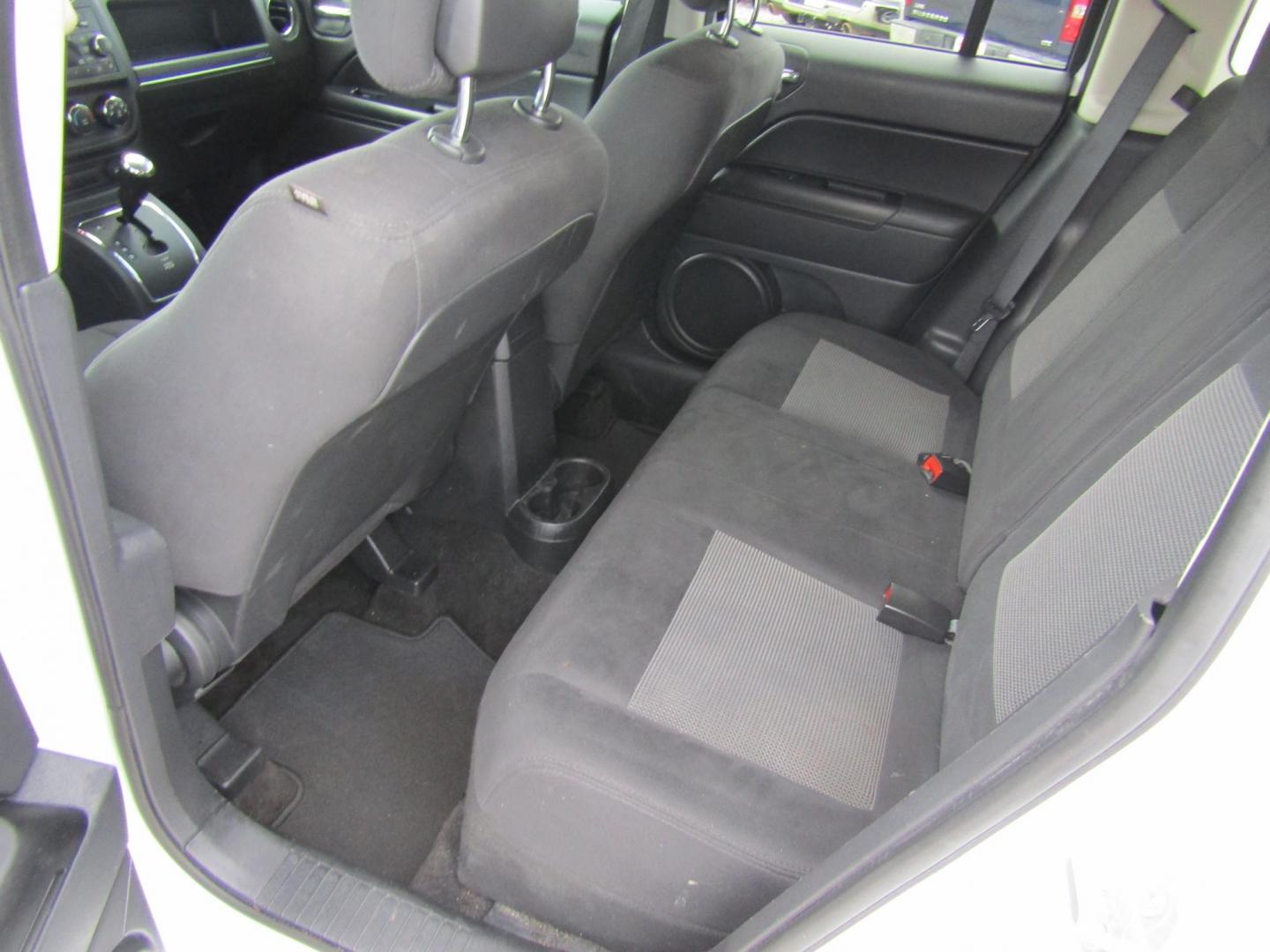 2015 White /Gray Jeep Patriot Sport 2WD (1C4NJPBA2FD) with an 2.0L L4 DOHC 16V engine, Automatic transmission, located at 15016 S Hwy 231, Midland City, AL, 36350, (334) 983-3001, 31.306210, -85.495277 - Photo#4