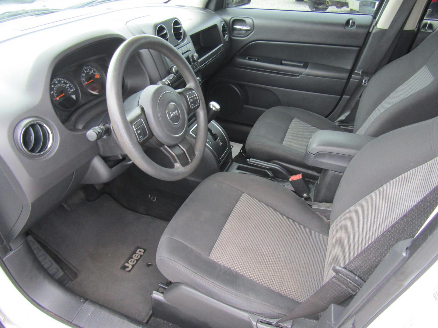 2015 White /Gray Jeep Patriot Sport 2WD (1C4NJPBA2FD) with an 2.0L L4 DOHC 16V engine, Automatic transmission, located at 15016 S Hwy 231, Midland City, AL, 36350, (334) 983-3001, 31.306210, -85.495277 - Photo#3