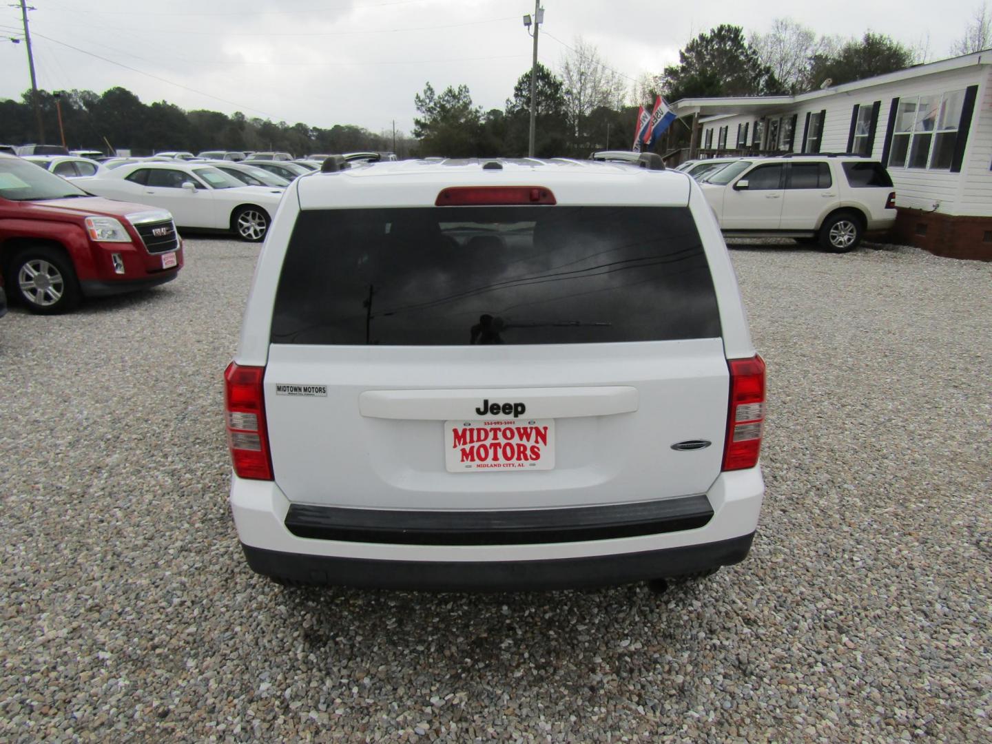 2015 White /Gray Jeep Patriot Sport 2WD (1C4NJPBA2FD) with an 2.0L L4 DOHC 16V engine, Automatic transmission, located at 15016 S Hwy 231, Midland City, AL, 36350, (334) 983-3001, 31.306210, -85.495277 - Photo#6