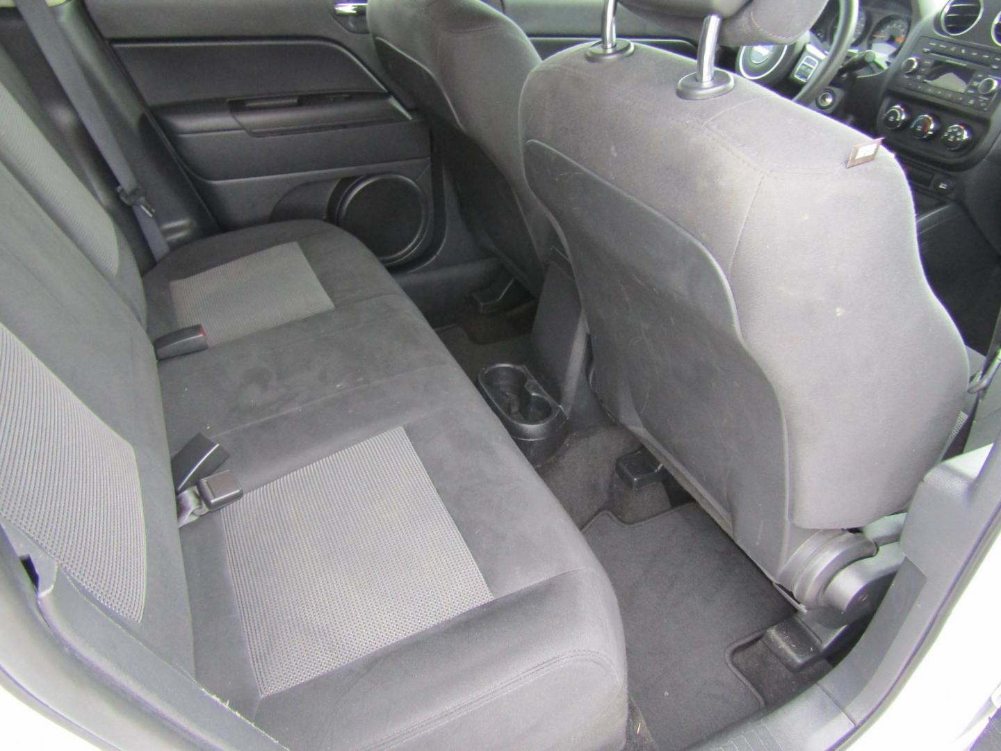 2015 White /Gray Jeep Patriot Sport 2WD (1C4NJPBA2FD) with an 2.0L L4 DOHC 16V engine, Automatic transmission, located at 15016 S Hwy 231, Midland City, AL, 36350, (334) 983-3001, 31.306210, -85.495277 - Photo#8