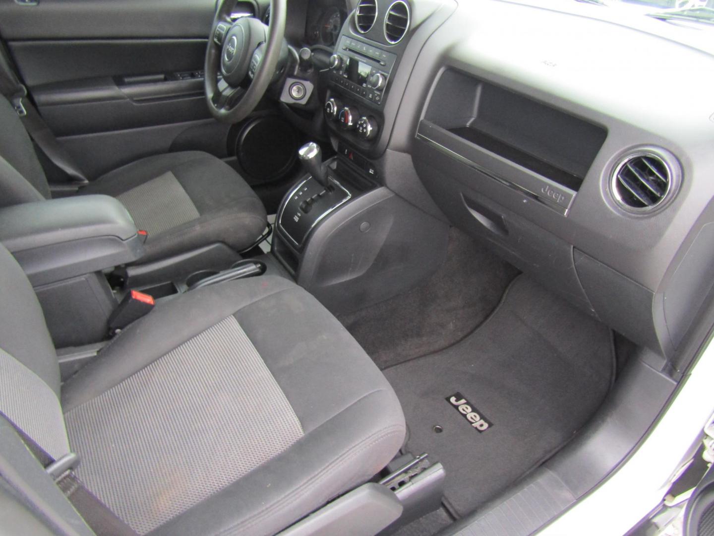 2015 White /Gray Jeep Patriot Sport 2WD (1C4NJPBA2FD) with an 2.0L L4 DOHC 16V engine, Automatic transmission, located at 15016 S Hwy 231, Midland City, AL, 36350, (334) 983-3001, 31.306210, -85.495277 - Photo#9