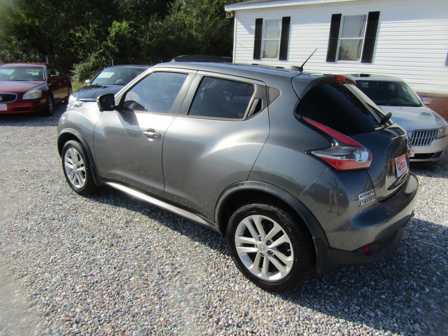 2015 Gray Nissan Juke S FWD (JN8AF5MR4FT) with an 1.6L L4 DOHC 16V engine, Automatic transmission, located at 15016 S Hwy 231, Midland City, AL, 36350, (334) 983-3001, 31.306210, -85.495277- Photo#5