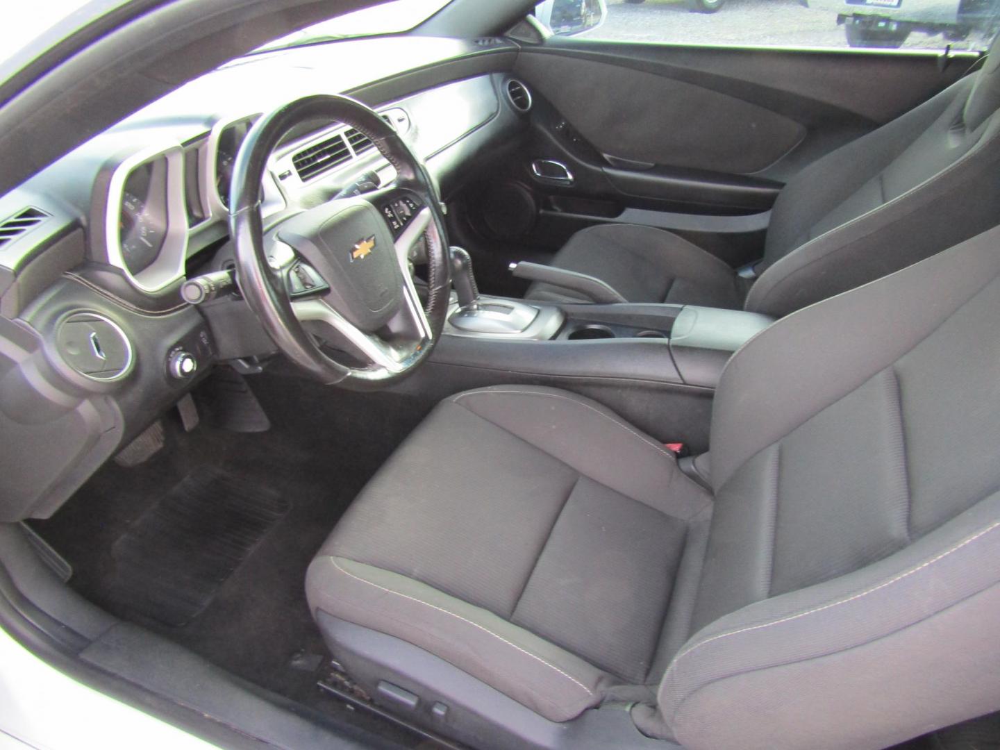 2014 White Chevrolet Camaro Coupe 1LT (2G1FB1E32E9) with an 3.6L V6 DOHC 24V FFV engine, Automatic transmission, located at 15016 S Hwy 231, Midland City, AL, 36350, (334) 983-3001, 31.306210, -85.495277 - Photo#3