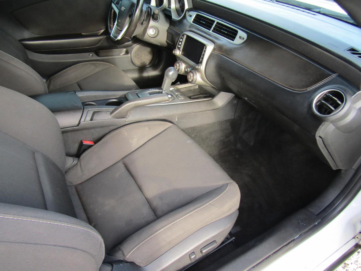 2014 White Chevrolet Camaro Coupe 1LT (2G1FB1E32E9) with an 3.6L V6 DOHC 24V FFV engine, Automatic transmission, located at 15016 S Hwy 231, Midland City, AL, 36350, (334) 983-3001, 31.306210, -85.495277 - Photo#8