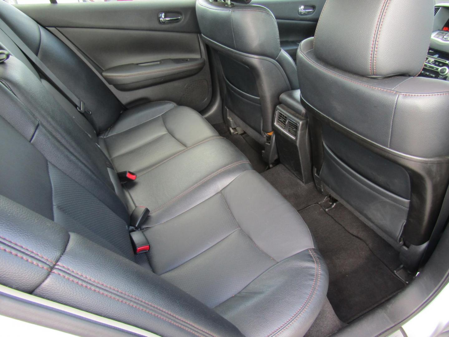 2011 Silver /Gray Nissan Maxima S (1N4AA5AP1BC) with an 3.5L V6 DOHC 24V engine, Automatic transmission, located at 15016 S Hwy 231, Midland City, AL, 36350, (334) 983-3001, 31.306210, -85.495277 - Photo#6