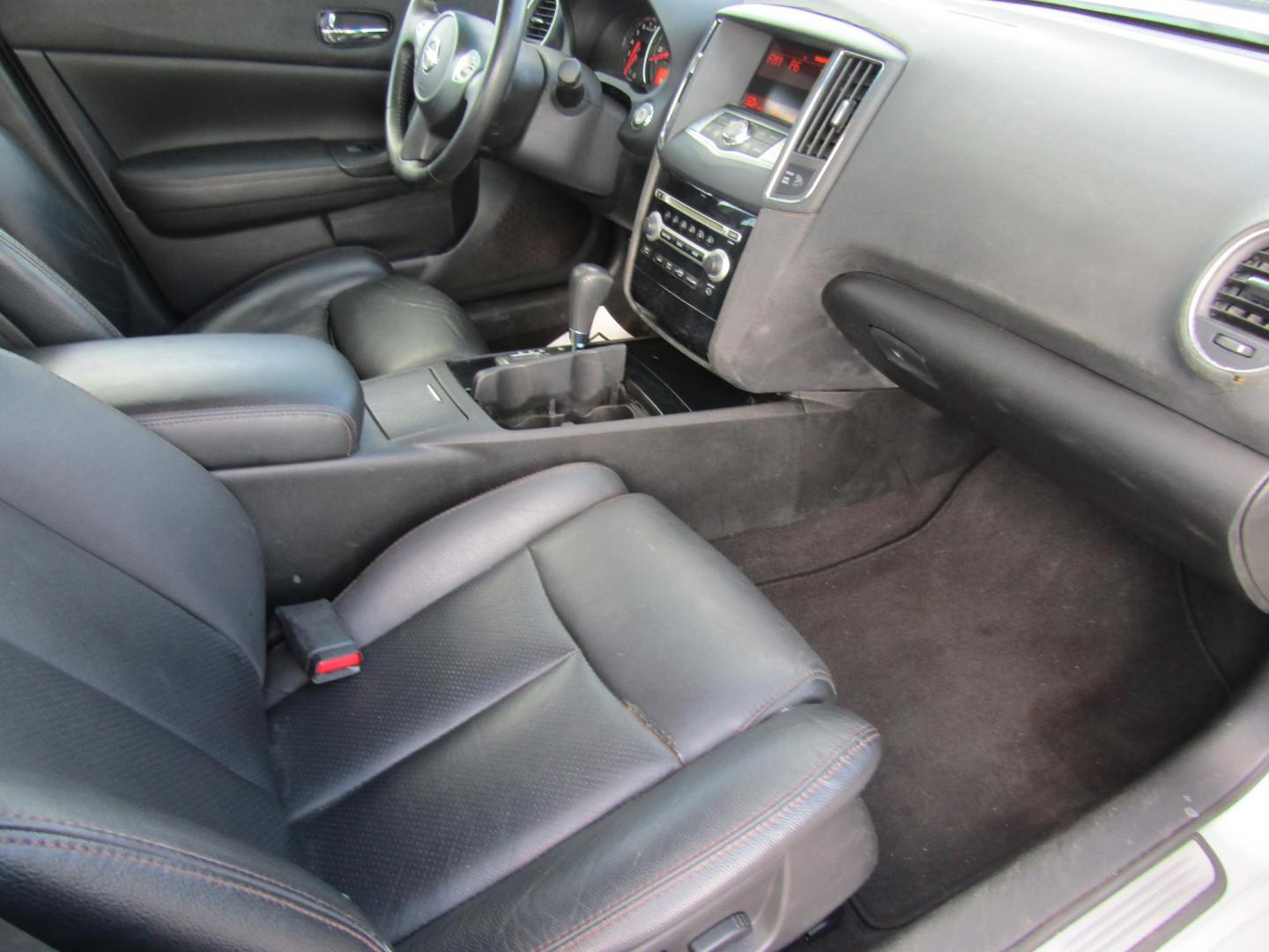 2011 Silver /Gray Nissan Maxima S (1N4AA5AP1BC) with an 3.5L V6 DOHC 24V engine, Automatic transmission, located at 15016 S Hwy 231, Midland City, AL, 36350, (334) 983-3001, 31.306210, -85.495277 - Photo#7