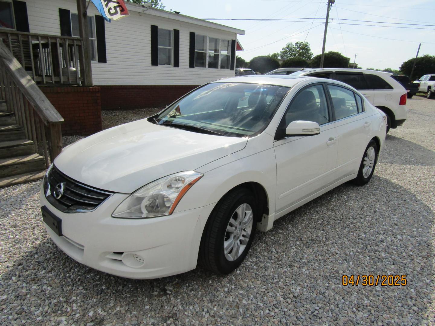 2012 White /Tan Nissan Altima 2.5 S (1N4AL2AP8CN) with an 2.5L L4 DOHC 16V engine, Automatic transmission, located at 15016 S Hwy 231, Midland City, AL, 36350, (334) 983-3001, 31.306210, -85.495277 - Photo#2