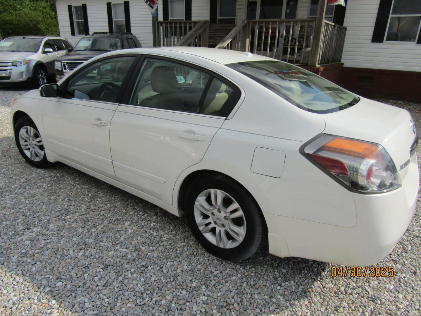 2012 White /Tan Nissan Altima 2.5 S (1N4AL2AP8CN) with an 2.5L L4 DOHC 16V engine, Automatic transmission, located at 15016 S Hwy 231, Midland City, AL, 36350, (334) 983-3001, 31.306210, -85.495277 - Photo#5