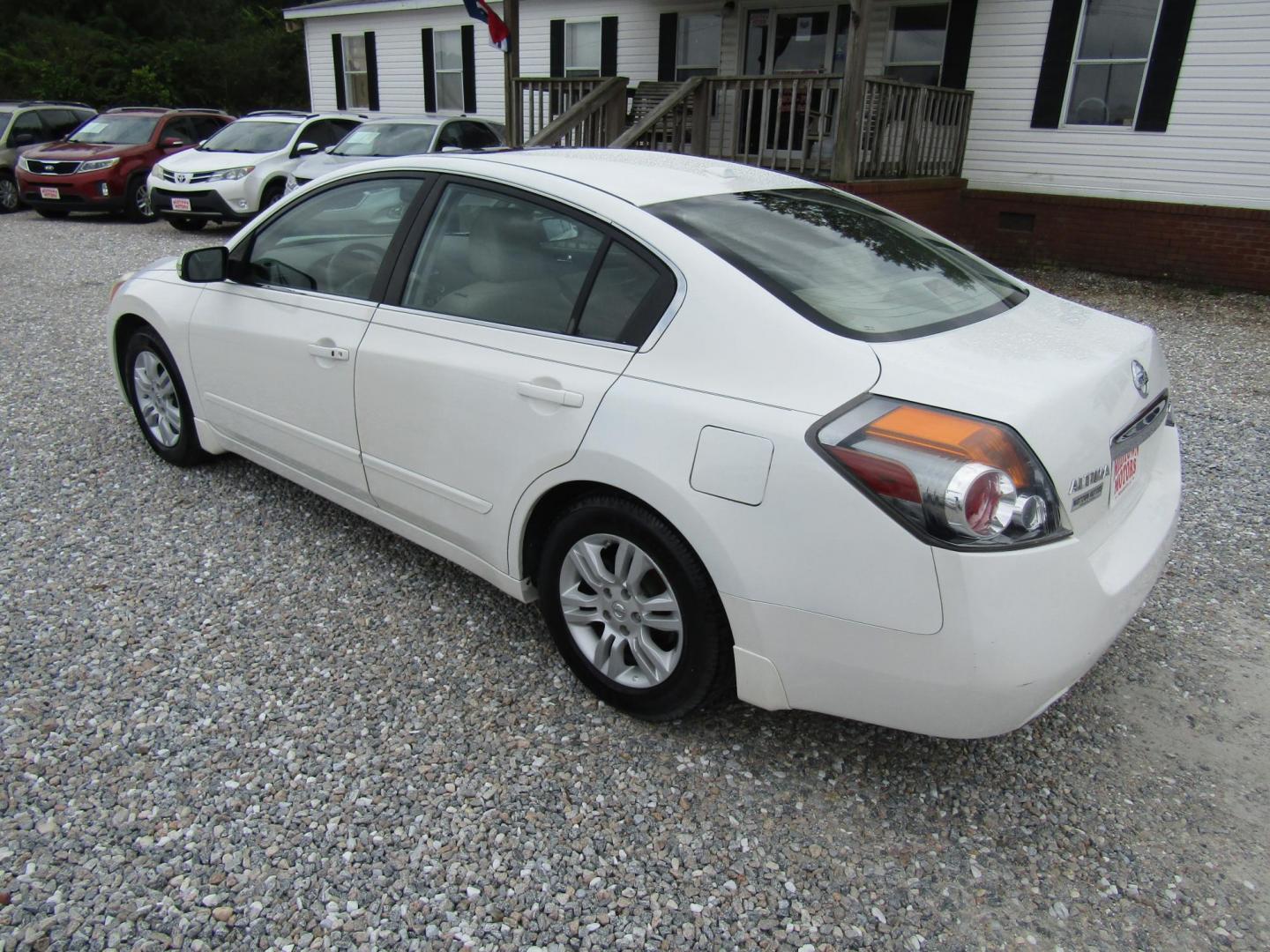 2012 White /Tan Nissan Altima 2.5 S (1N4AL2AP8CN) with an 2.5L L4 DOHC 16V engine, Automatic transmission, located at 15016 S Hwy 231, Midland City, AL, 36350, (334) 983-3001, 31.306210, -85.495277 - Photo#5