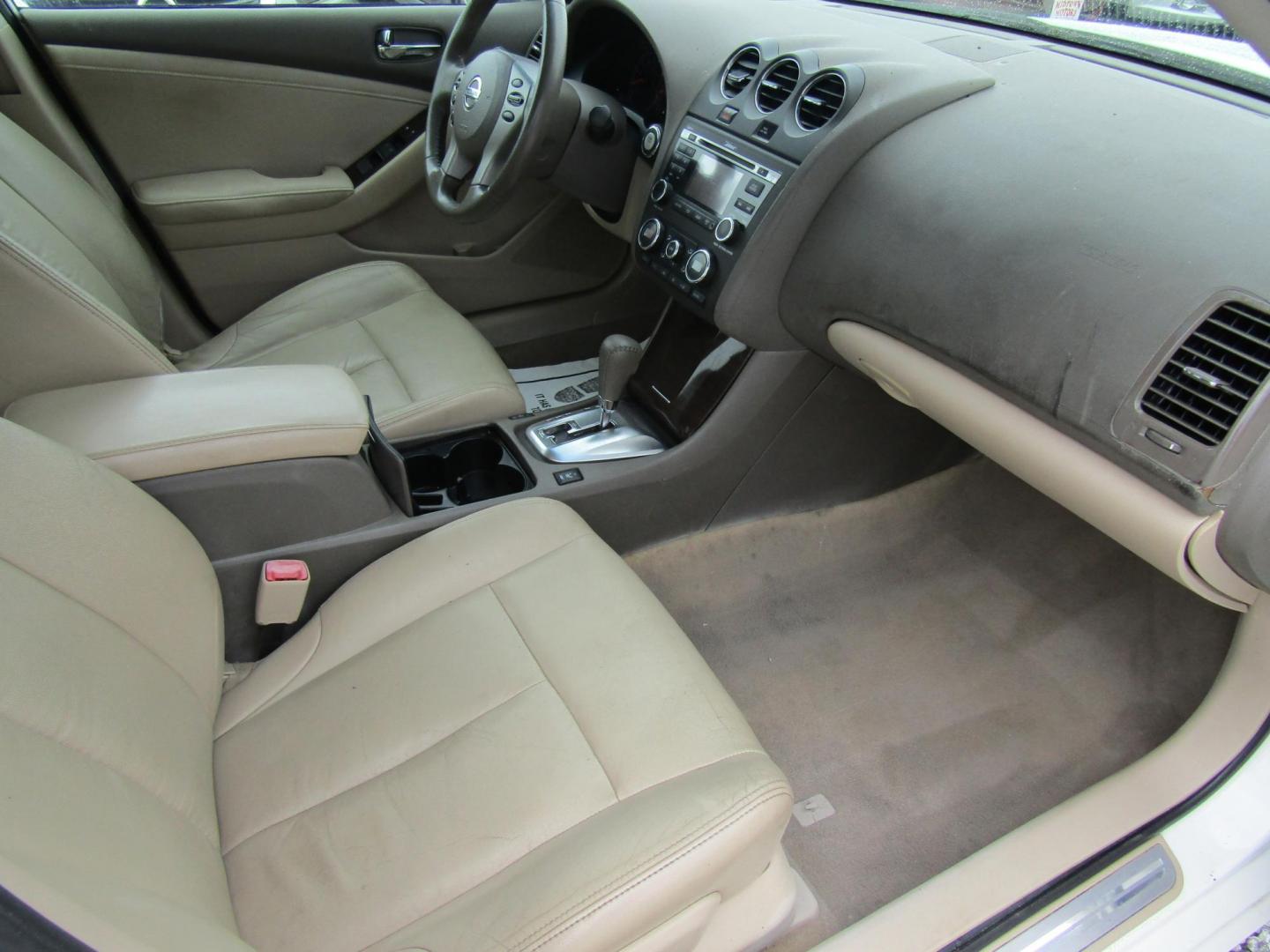 2012 White /Tan Nissan Altima 2.5 S (1N4AL2AP8CN) with an 2.5L L4 DOHC 16V engine, Automatic transmission, located at 15016 S Hwy 231, Midland City, AL, 36350, (334) 983-3001, 31.306210, -85.495277 - Photo#9