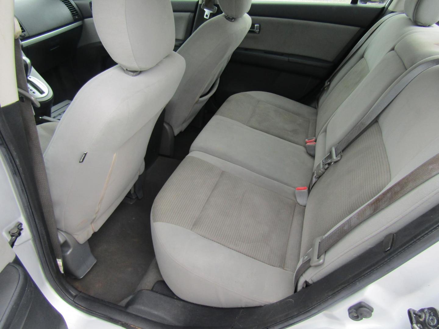 2012 Silver Nissan Sentra 2.0 (3N1AB6AP7CL) with an 2.0L L4 DOHC 16V engine, Automatic transmission, located at 15016 S Hwy 231, Midland City, AL, 36350, (334) 983-3001, 31.306210, -85.495277 - Photo#3