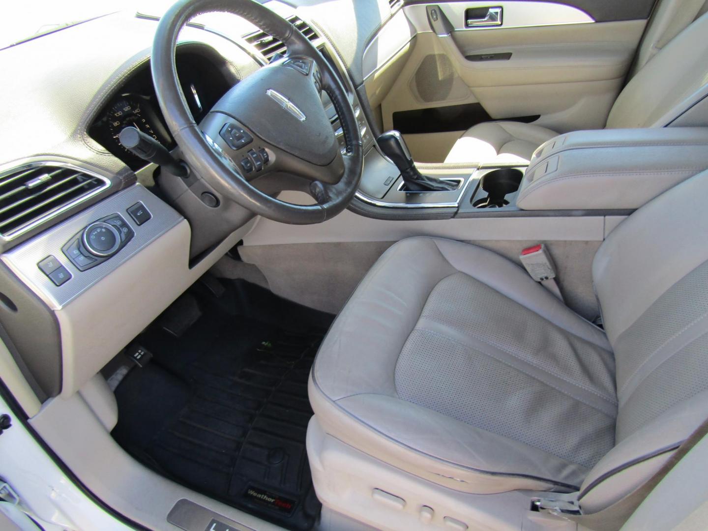 2013 White /Tan Lincoln MKX FWD (2LMDJ6JK8DB) with an 3.7L V6 DOHC 24V engine, Automatic transmission, located at 15016 S Hwy 231, Midland City, AL, 36350, (334) 983-3001, 31.306210, -85.495277 - Photo#2