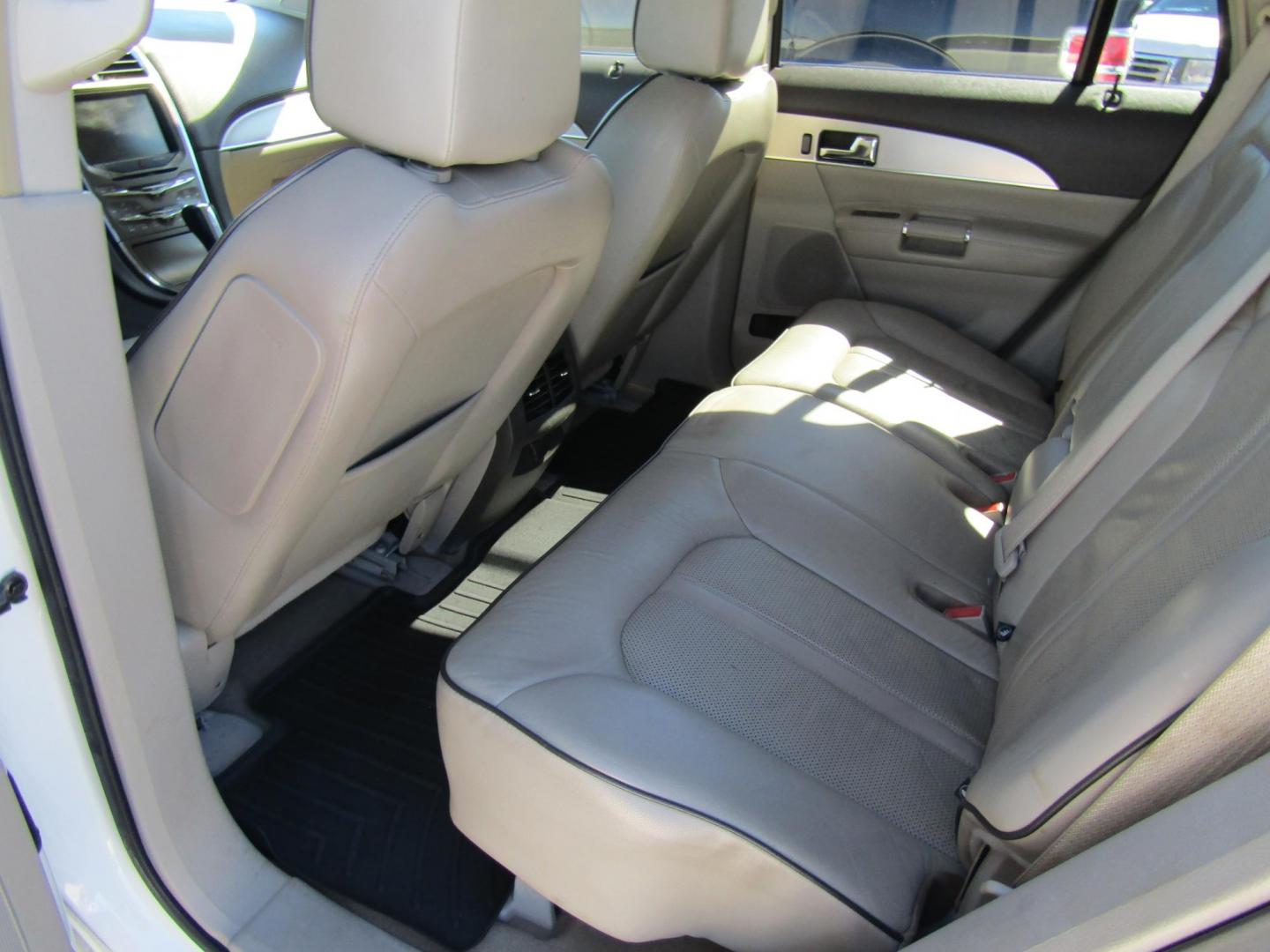 2013 White /Tan Lincoln MKX FWD (2LMDJ6JK8DB) with an 3.7L V6 DOHC 24V engine, Automatic transmission, located at 15016 S Hwy 231, Midland City, AL, 36350, (334) 983-3001, 31.306210, -85.495277 - Photo#3