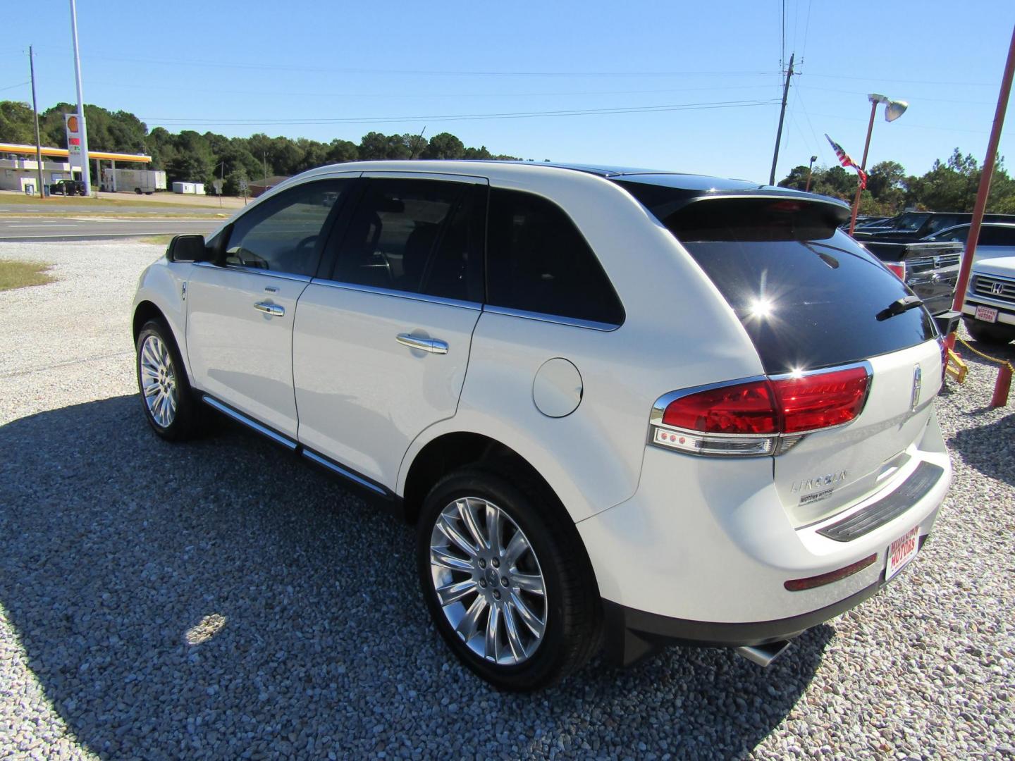 2013 White /Tan Lincoln MKX FWD (2LMDJ6JK8DB) with an 3.7L V6 DOHC 24V engine, Automatic transmission, located at 15016 S Hwy 231, Midland City, AL, 36350, (334) 983-3001, 31.306210, -85.495277 - Photo#4
