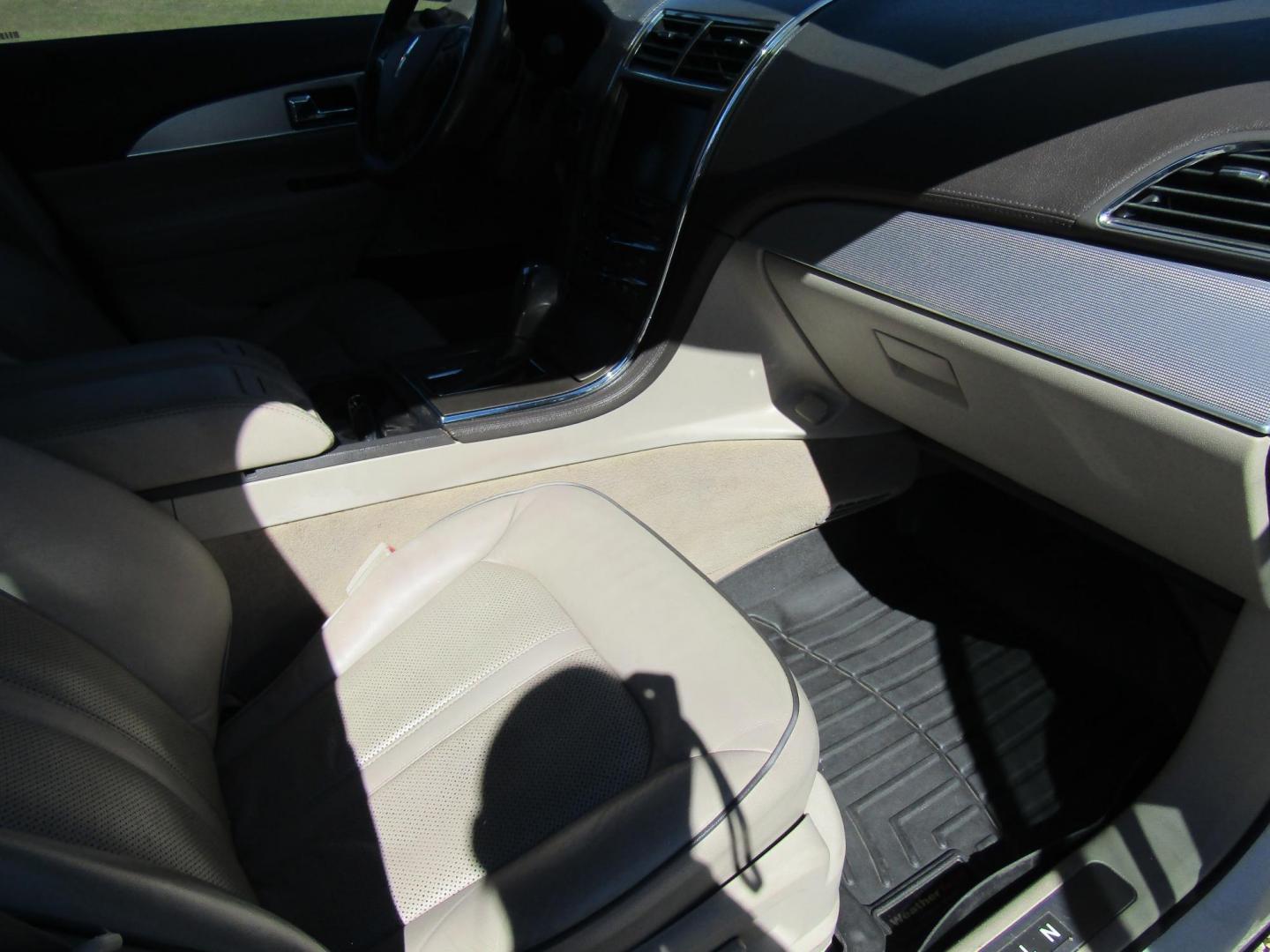 2013 White /Tan Lincoln MKX FWD (2LMDJ6JK8DB) with an 3.7L V6 DOHC 24V engine, Automatic transmission, located at 15016 S Hwy 231, Midland City, AL, 36350, (334) 983-3001, 31.306210, -85.495277 - Photo#8