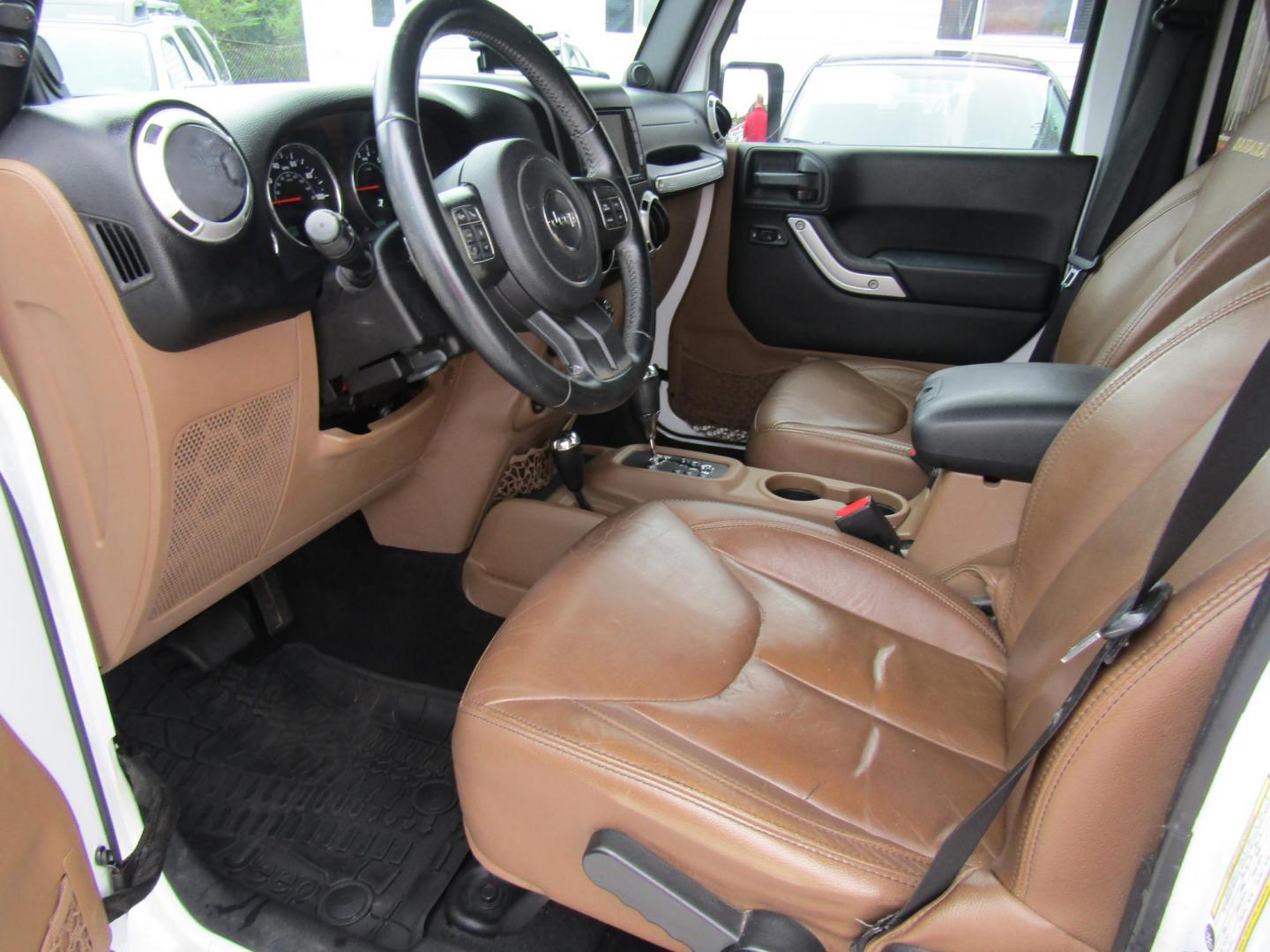 2014 White Jeep Wrangler Unlimited Sahara 4WD (1C4BJWEG0EL) with an 3.6L V6 DOHC 24V FFV engine, Automatic transmission, located at 15016 S Hwy 231, Midland City, AL, 36350, (334) 983-3001, 31.306210, -85.495277 - Photo#3