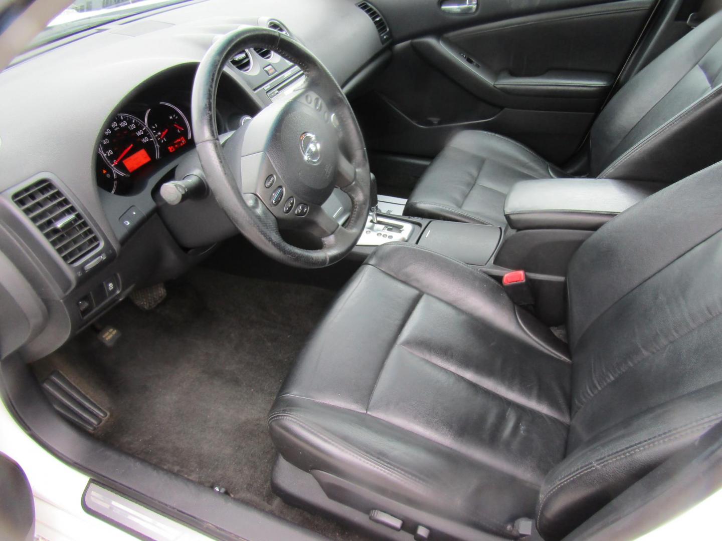 2012 White Nissan Altima 2.5 S (1N4AL2AP4CN) with an 2.5L L4 DOHC 16V engine, Automatic transmission, located at 15016 S Hwy 231, Midland City, AL, 36350, (334) 983-3001, 31.306210, -85.495277 - Photo#2