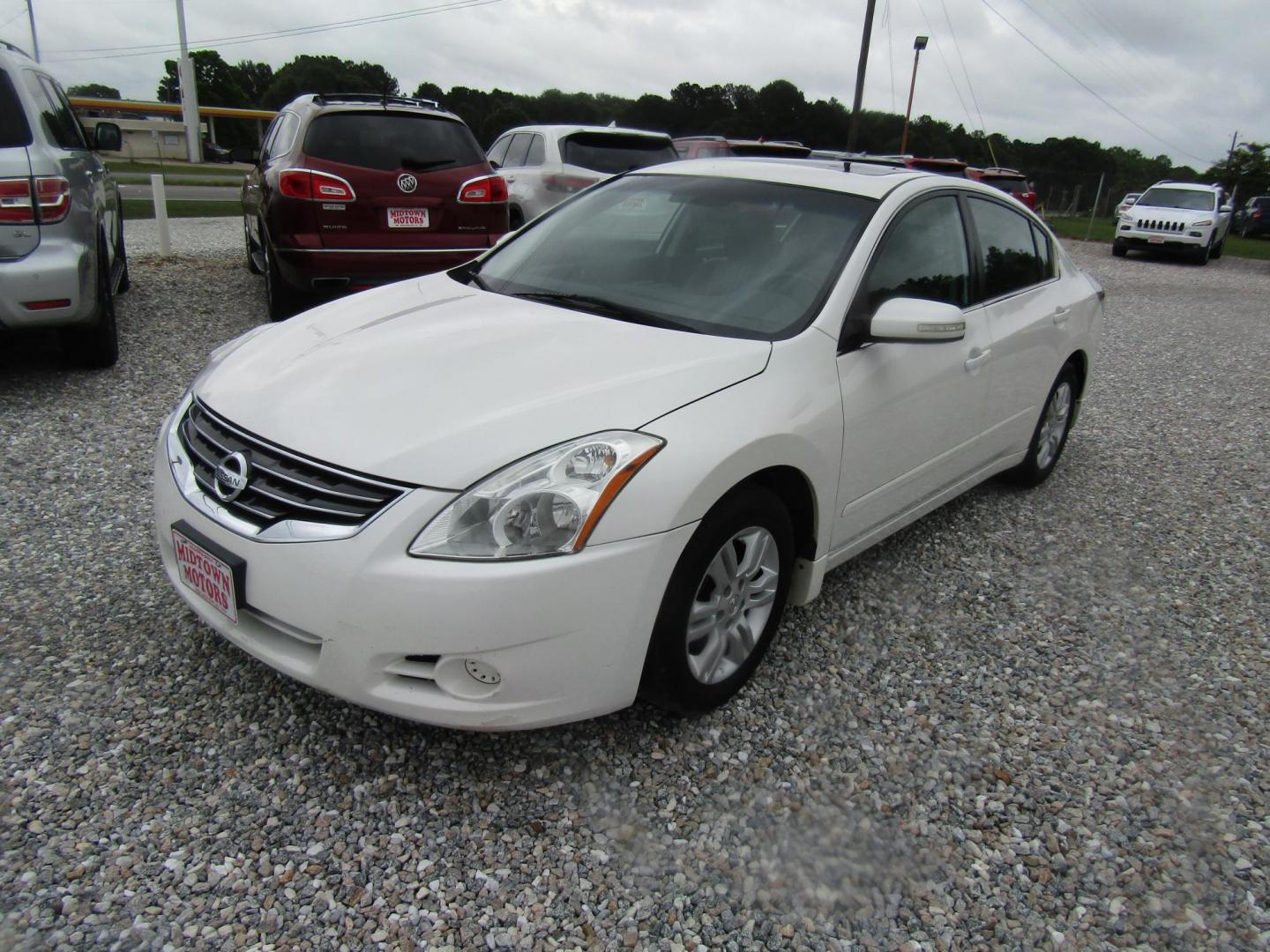 2012 White Nissan Altima 2.5 S (1N4AL2AP4CN) with an 2.5L L4 DOHC 16V engine, Automatic transmission, located at 15016 S Hwy 231, Midland City, AL, 36350, (334) 983-3001, 31.306210, -85.495277 - Photo#1