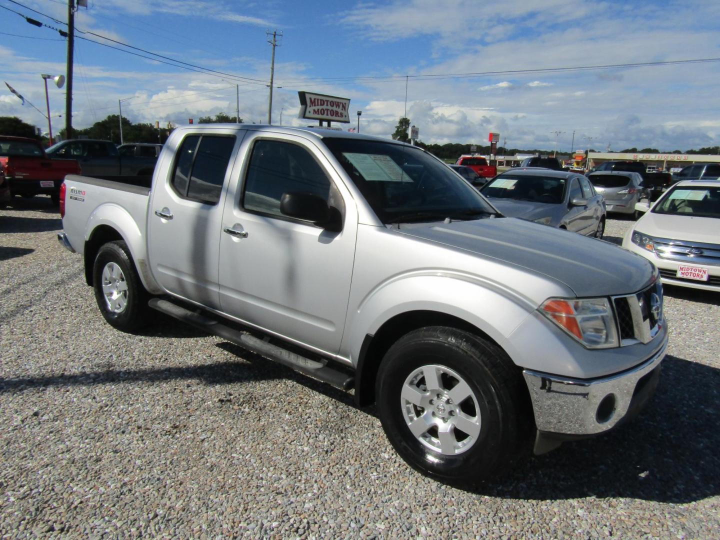 2008 Silver Nissan Frontier LE Crew Cab 4WD (1N6AD07W88C) with an 4.0L V6 DOHC 24V engine, Automatic transmission, located at 15016 S Hwy 231, Midland City, AL, 36350, (334) 983-3001, 31.306210, -85.495277 - Photo#0