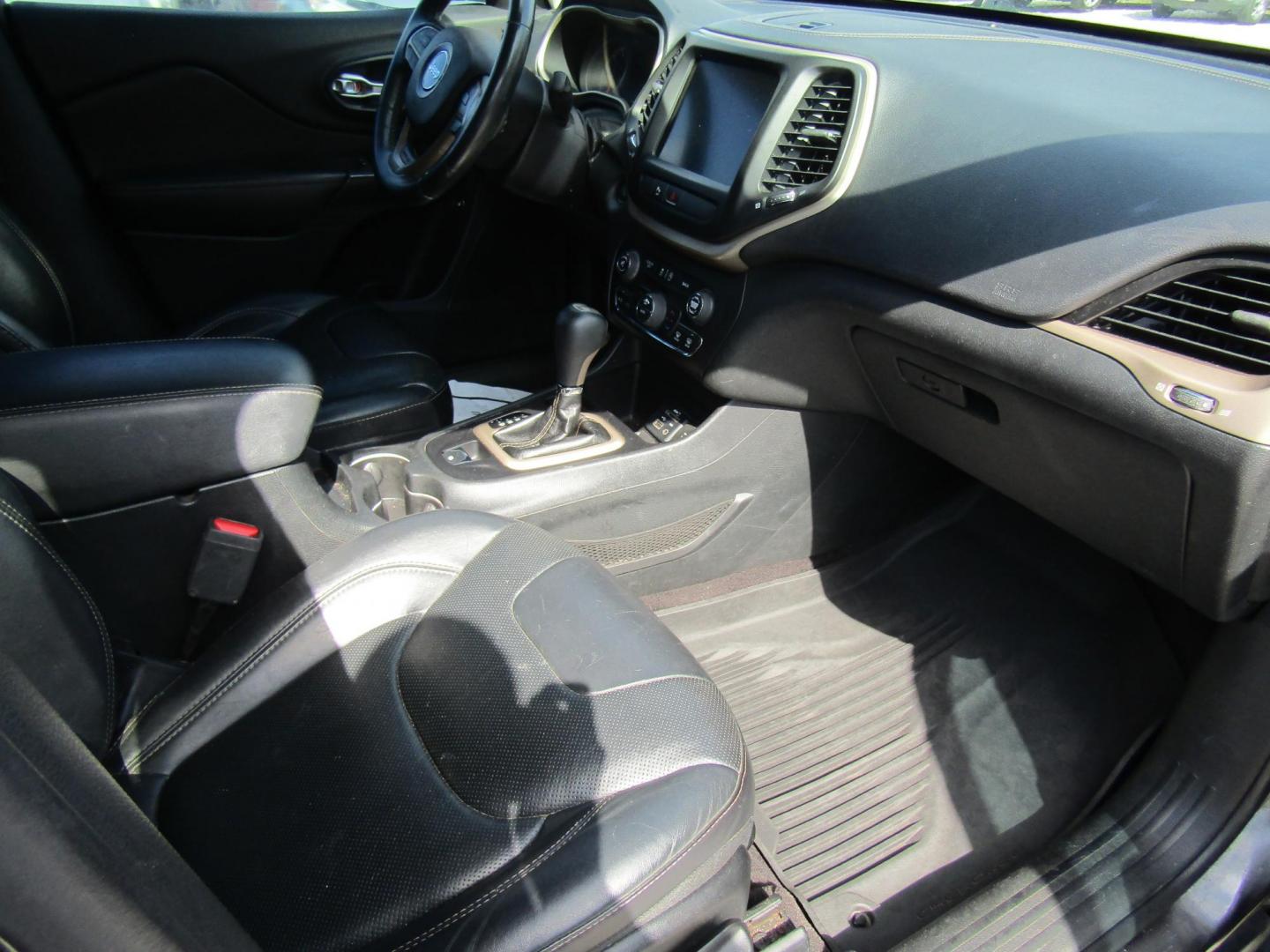 2016 Black Jeep Cherokee Limited FWD (1C4PJLDSXGW) with an 3.2L V6 DOHC 24V engine, Automatic transmission, located at 15016 S Hwy 231, Midland City, AL, 36350, (334) 983-3001, 31.306210, -85.495277 - Photo#9