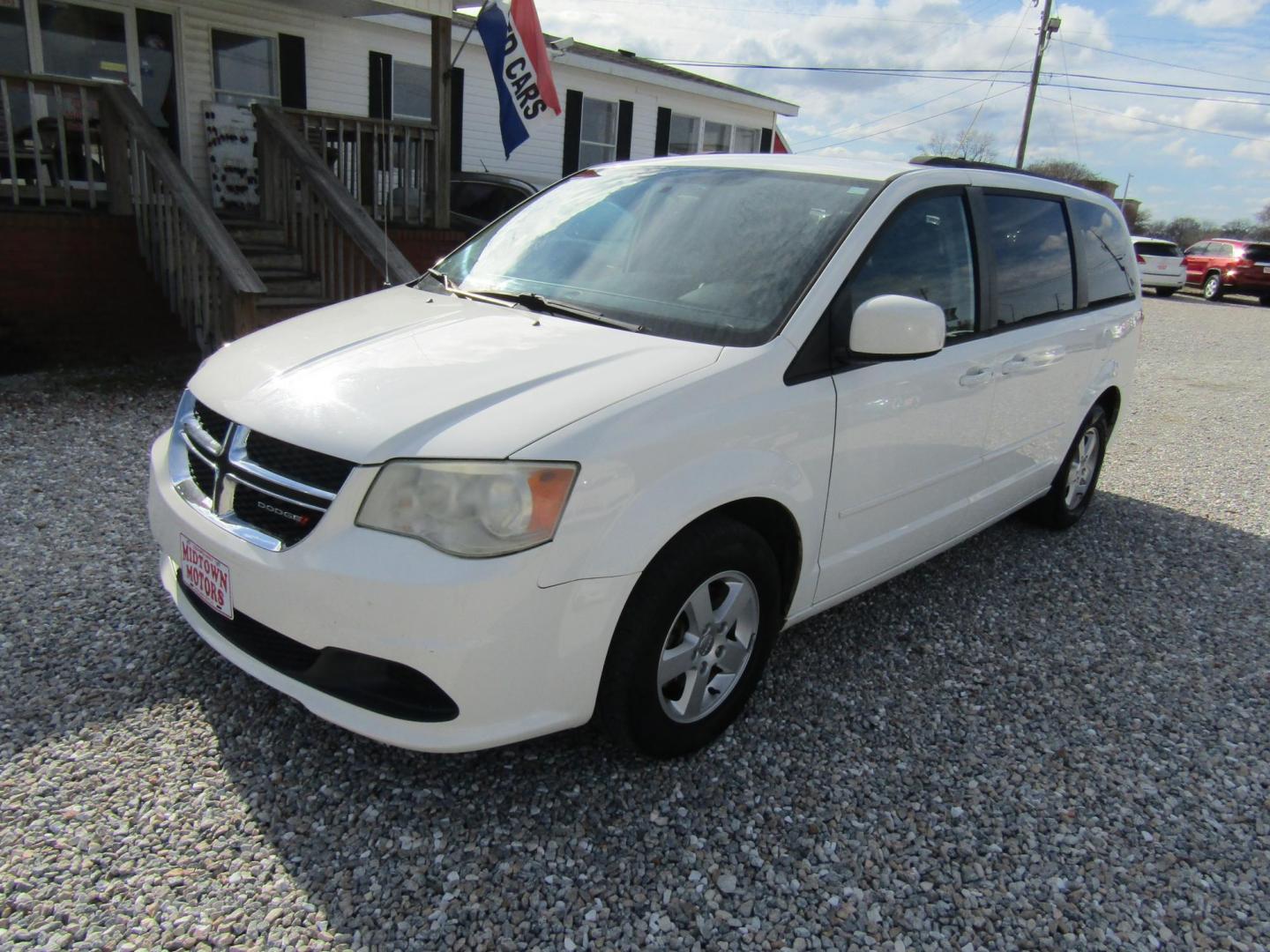 2013 White Dodge Grand Caravan SXT (2C4RDGCG0DR) with an 3.6L V6 DOHC 24V engine, Automatic transmission, located at 15016 S Hwy 231, Midland City, AL, 36350, (334) 983-3001, 31.306210, -85.495277 - Photo#2