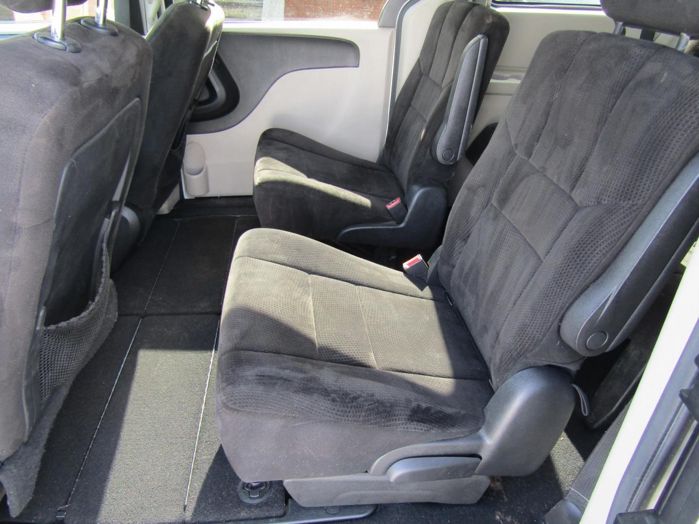 2013 White Dodge Grand Caravan SXT (2C4RDGCG0DR) with an 3.6L V6 DOHC 24V engine, Automatic transmission, located at 15016 S Hwy 231, Midland City, AL, 36350, (334) 983-3001, 31.306210, -85.495277 - Photo#4