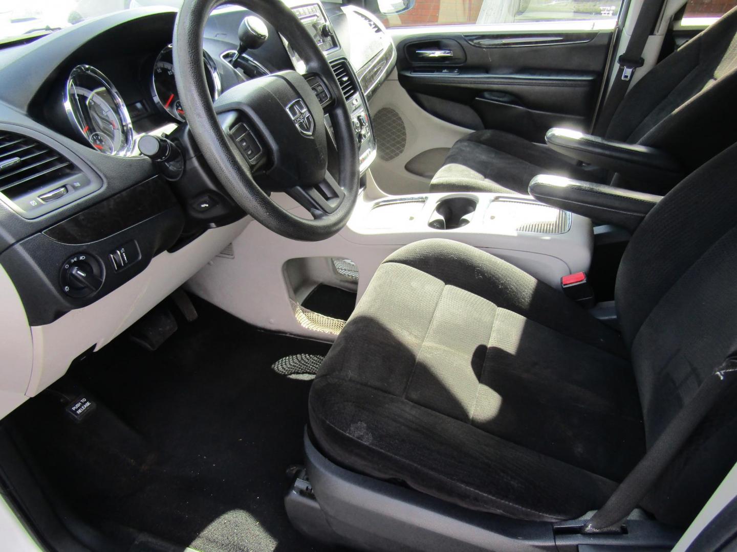 2013 White Dodge Grand Caravan SXT (2C4RDGCG0DR) with an 3.6L V6 DOHC 24V engine, Automatic transmission, located at 15016 S Hwy 231, Midland City, AL, 36350, (334) 983-3001, 31.306210, -85.495277 - Photo#3