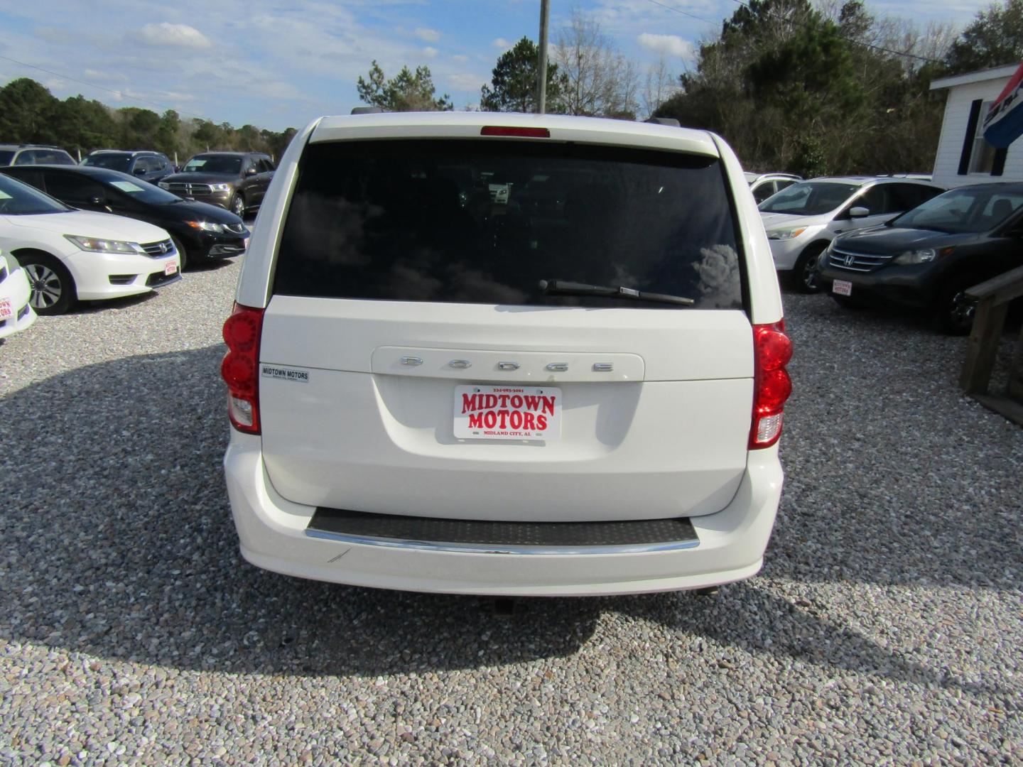 2013 White Dodge Grand Caravan SXT (2C4RDGCG0DR) with an 3.6L V6 DOHC 24V engine, Automatic transmission, located at 15016 S Hwy 231, Midland City, AL, 36350, (334) 983-3001, 31.306210, -85.495277 - Photo#6