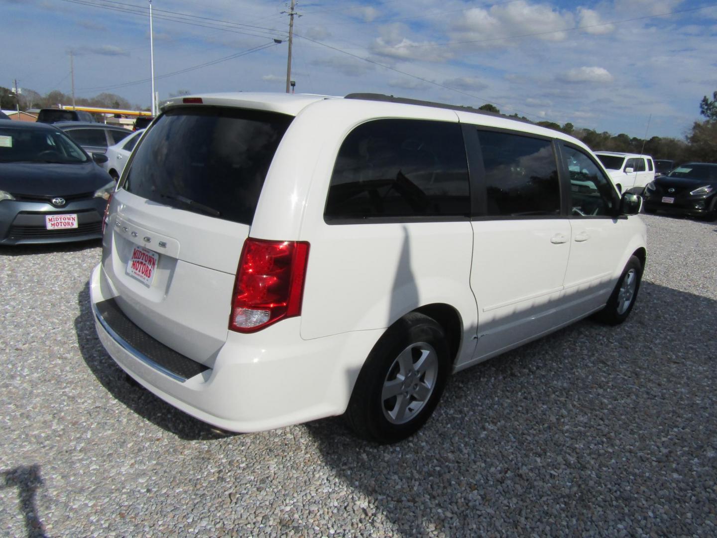 2013 White Dodge Grand Caravan SXT (2C4RDGCG0DR) with an 3.6L V6 DOHC 24V engine, Automatic transmission, located at 15016 S Hwy 231, Midland City, AL, 36350, (334) 983-3001, 31.306210, -85.495277 - Photo#7
