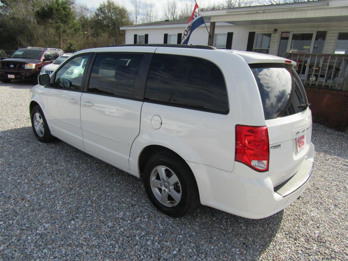 2013 White Dodge Grand Caravan SXT (2C4RDGCG0DR) with an 3.6L V6 DOHC 24V engine, Automatic transmission, located at 15016 S Hwy 231, Midland City, AL, 36350, (334) 983-3001, 31.306210, -85.495277 - Photo#5