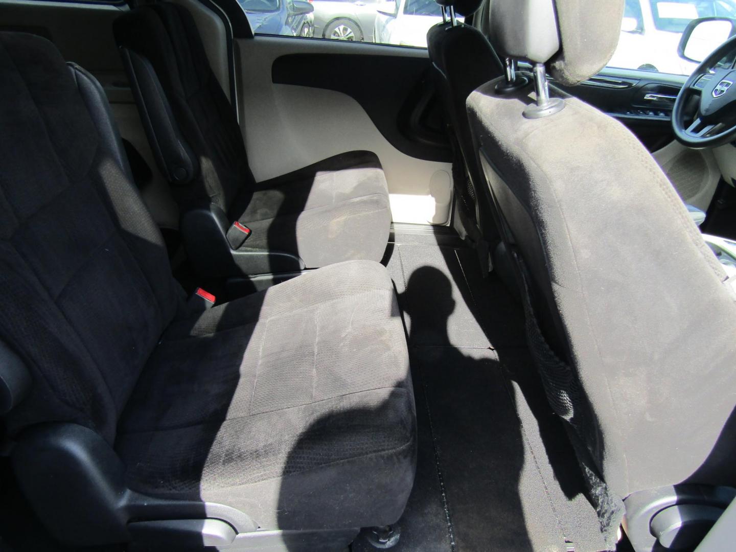 2013 White Dodge Grand Caravan SXT (2C4RDGCG0DR) with an 3.6L V6 DOHC 24V engine, Automatic transmission, located at 15016 S Hwy 231, Midland City, AL, 36350, (334) 983-3001, 31.306210, -85.495277 - Photo#8