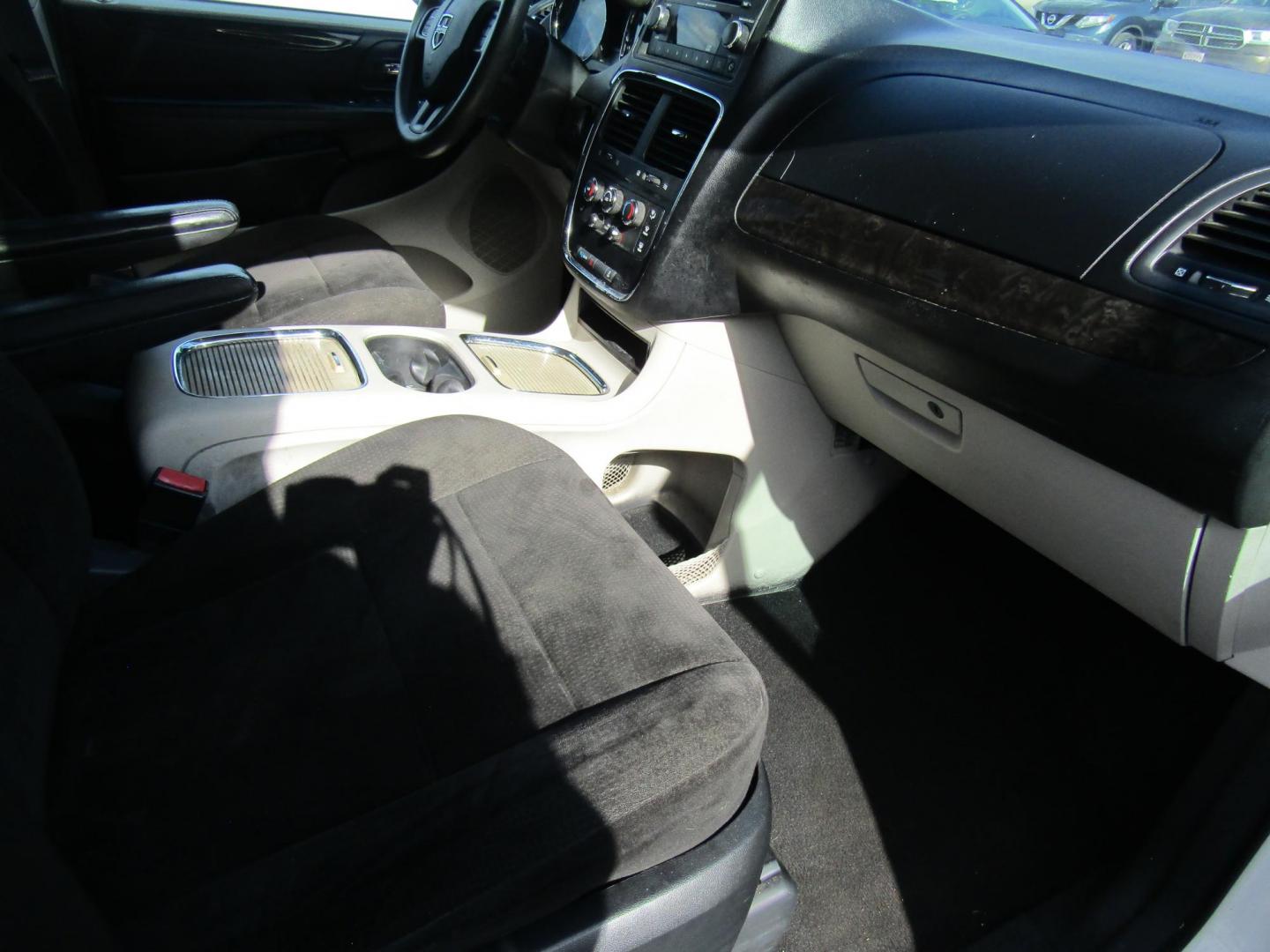 2013 White Dodge Grand Caravan SXT (2C4RDGCG0DR) with an 3.6L V6 DOHC 24V engine, Automatic transmission, located at 15016 S Hwy 231, Midland City, AL, 36350, (334) 983-3001, 31.306210, -85.495277 - Photo#9