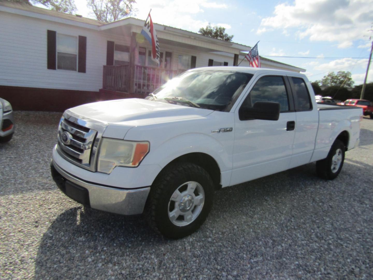 2010 White Ford F-150 Lariat SuperCab 6.5-ft. Bed 2WD (1FTEX1C84AK) with an 4.6L V8 SOHC 24V engine, Automatic transmission, located at 15016 S Hwy 231, Midland City, AL, 36350, (334) 983-3001, 31.306210, -85.495277 - Photo#2
