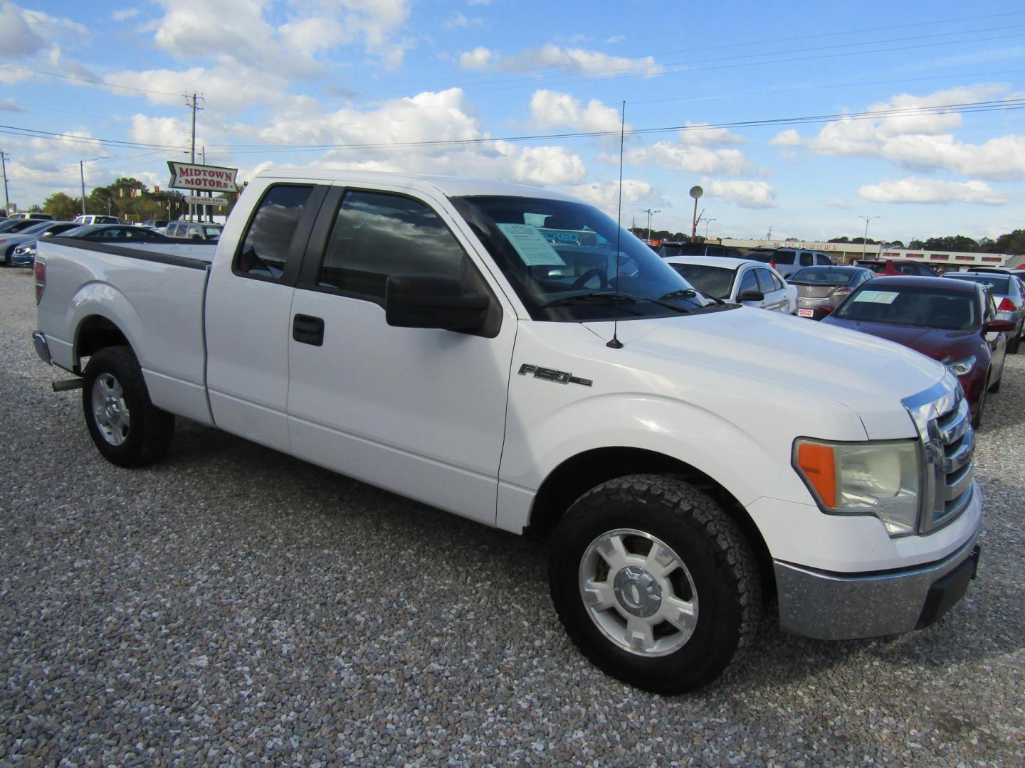2010 White Ford F-150 Lariat SuperCab 6.5-ft. Bed 2WD (1FTEX1C84AK) with an 4.6L V8 SOHC 24V engine, Automatic transmission, located at 15016 S Hwy 231, Midland City, AL, 36350, (334) 983-3001, 31.306210, -85.495277 - Photo#0