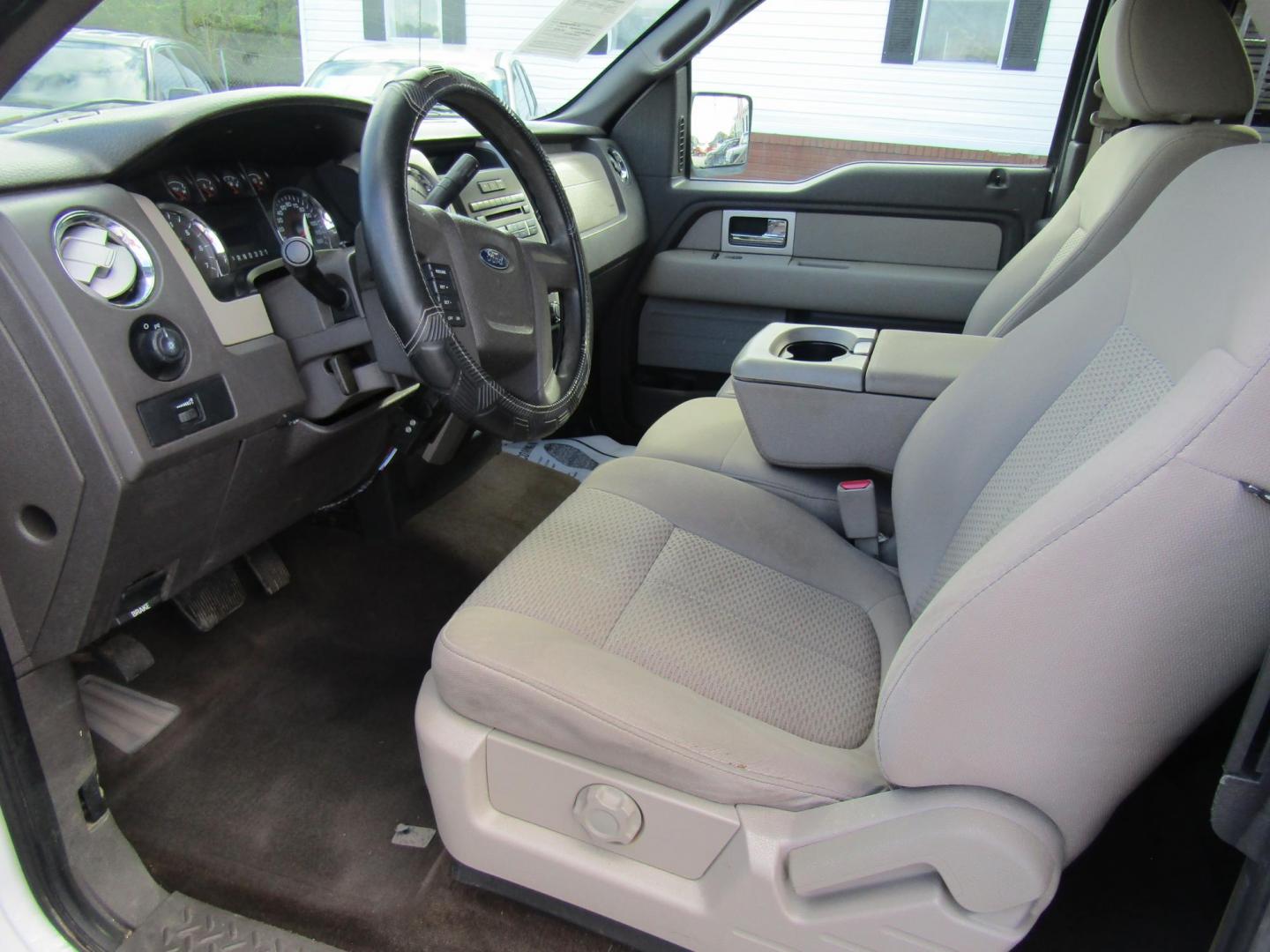 2010 White Ford F-150 Lariat SuperCab 6.5-ft. Bed 2WD (1FTEX1C84AK) with an 4.6L V8 SOHC 24V engine, Automatic transmission, located at 15016 S Hwy 231, Midland City, AL, 36350, (334) 983-3001, 31.306210, -85.495277 - Photo#3