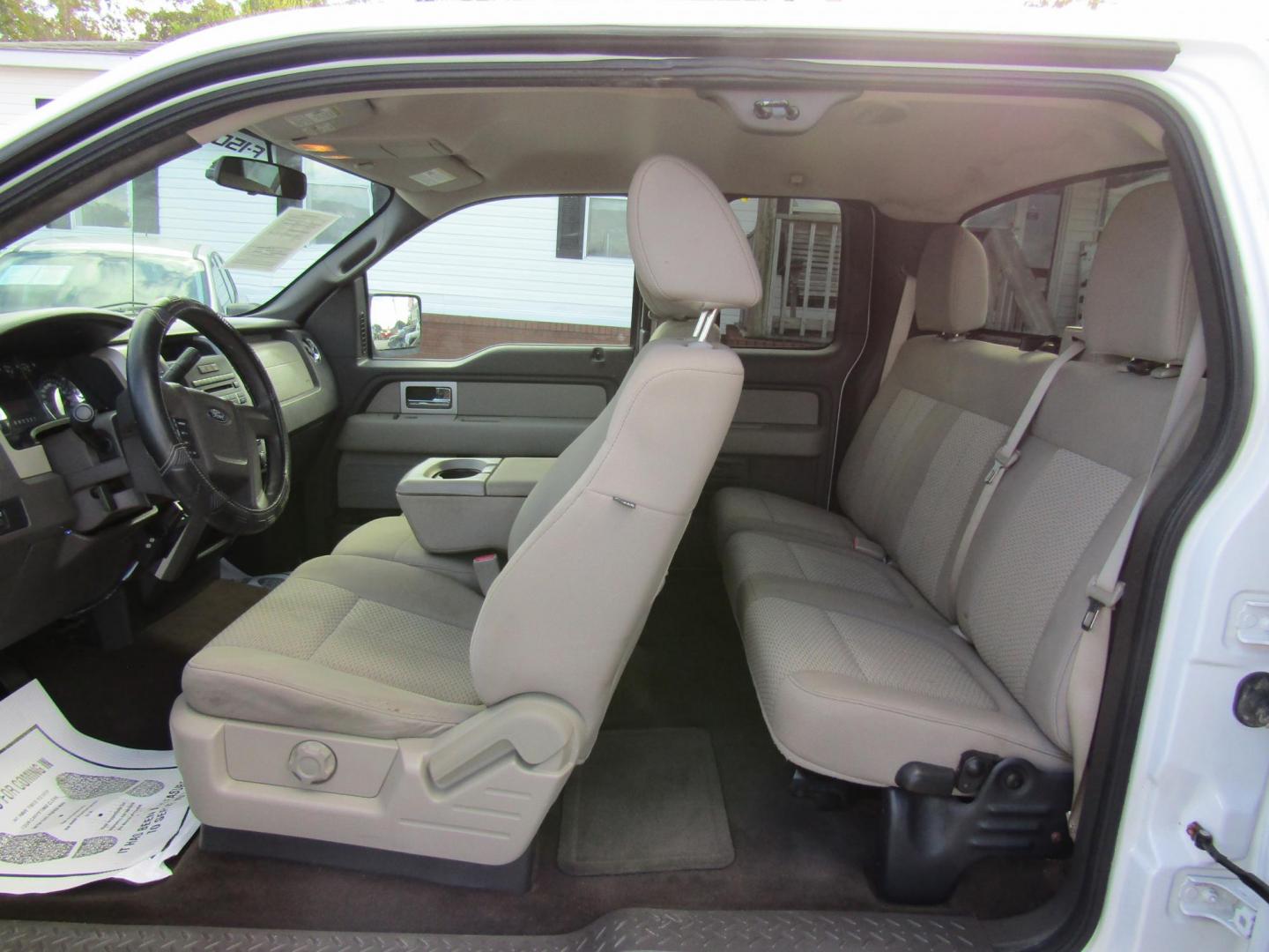 2010 White Ford F-150 Lariat SuperCab 6.5-ft. Bed 2WD (1FTEX1C84AK) with an 4.6L V8 SOHC 24V engine, Automatic transmission, located at 15016 S Hwy 231, Midland City, AL, 36350, (334) 983-3001, 31.306210, -85.495277 - Photo#4
