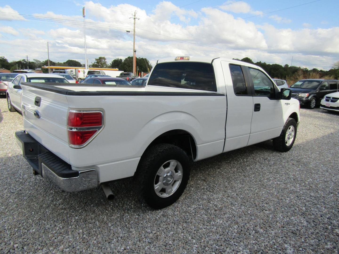2010 White Ford F-150 Lariat SuperCab 6.5-ft. Bed 2WD (1FTEX1C84AK) with an 4.6L V8 SOHC 24V engine, Automatic transmission, located at 15016 S Hwy 231, Midland City, AL, 36350, (334) 983-3001, 31.306210, -85.495277 - Photo#7