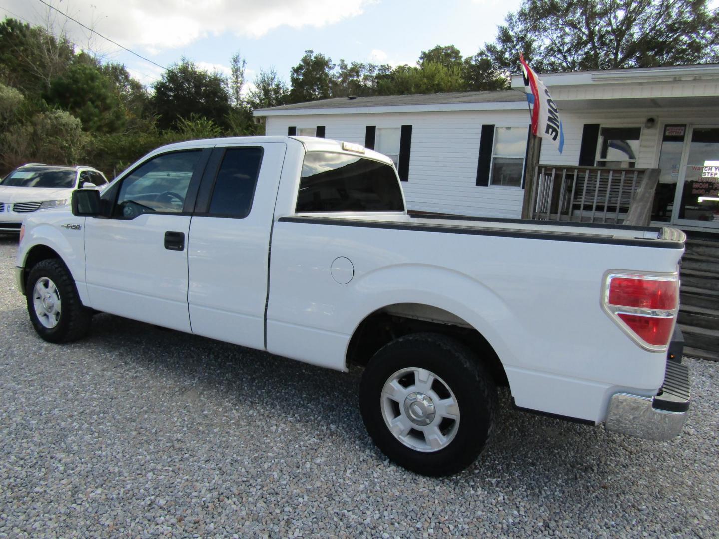 2010 White Ford F-150 Lariat SuperCab 6.5-ft. Bed 2WD (1FTEX1C84AK) with an 4.6L V8 SOHC 24V engine, Automatic transmission, located at 15016 S Hwy 231, Midland City, AL, 36350, (334) 983-3001, 31.306210, -85.495277 - Photo#5